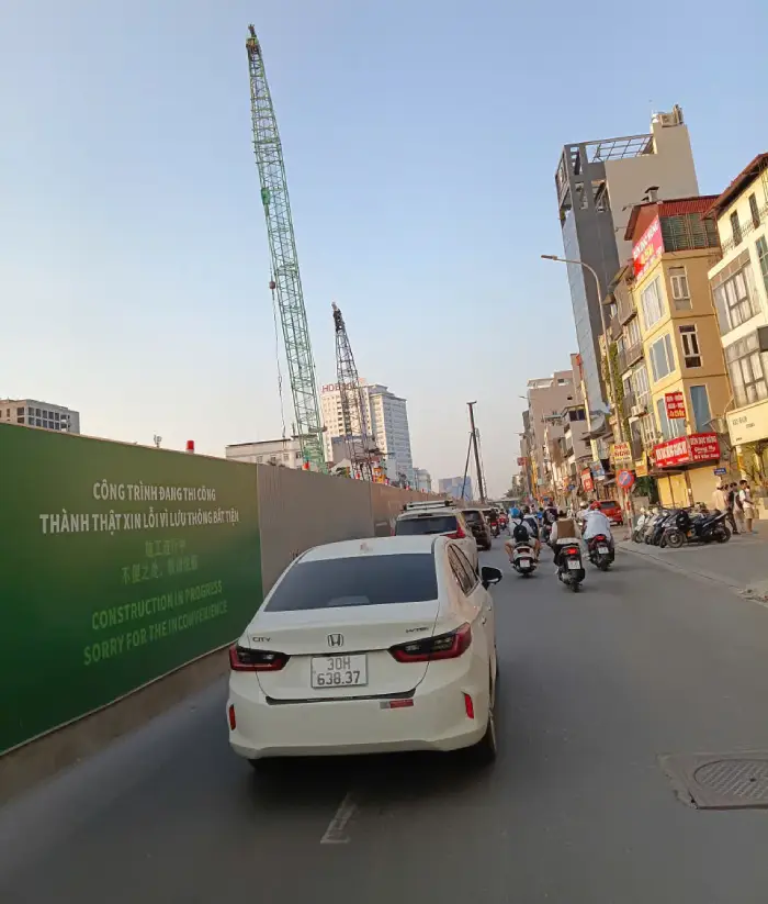 Tuyến đường Văn Cao Ba Đình đang rào chắn thi công dự án Metro Văn Cao Hòa Lạc rộn ràng sáng 21/9