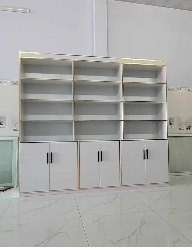 Tủ kệ trưng bày mỹ phẩm salon tóc nhựa Đài Loan Chin Huei viền vàng mạ kim sang trọng cho anh Nguyễn Ngọc Trường Sơn tại Đan Phượng
