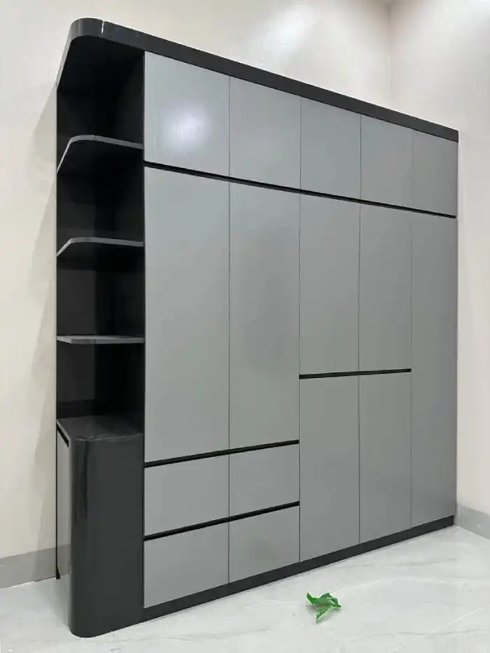 Hệ tủ quần áo kịch trần nhựa Đài Loan Chin Huei 2.0 Plus màu xám ghi phối đen sang trọng tại Penthouse Goldmark City 136 Hồ Tùng Mậu