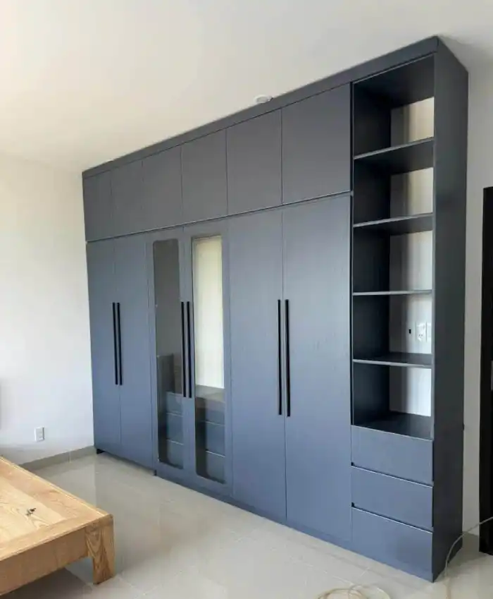 Tủ nhựa 6 cánh Chin Huei màu xám xịn phối cánh kính hiện đại tại Tu Hoàng Xuân Phương Nam Từ Liêm