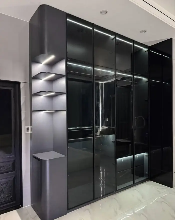 Tủ quần áo nhựa Chin Huei 2.0 Plus cánh kính cường lực 4 cánh màu đen phối kệ bo góc gắn đèn LED sang trọng cho chị Kim Ji-soo tại Lotte Mall Tây Hồ