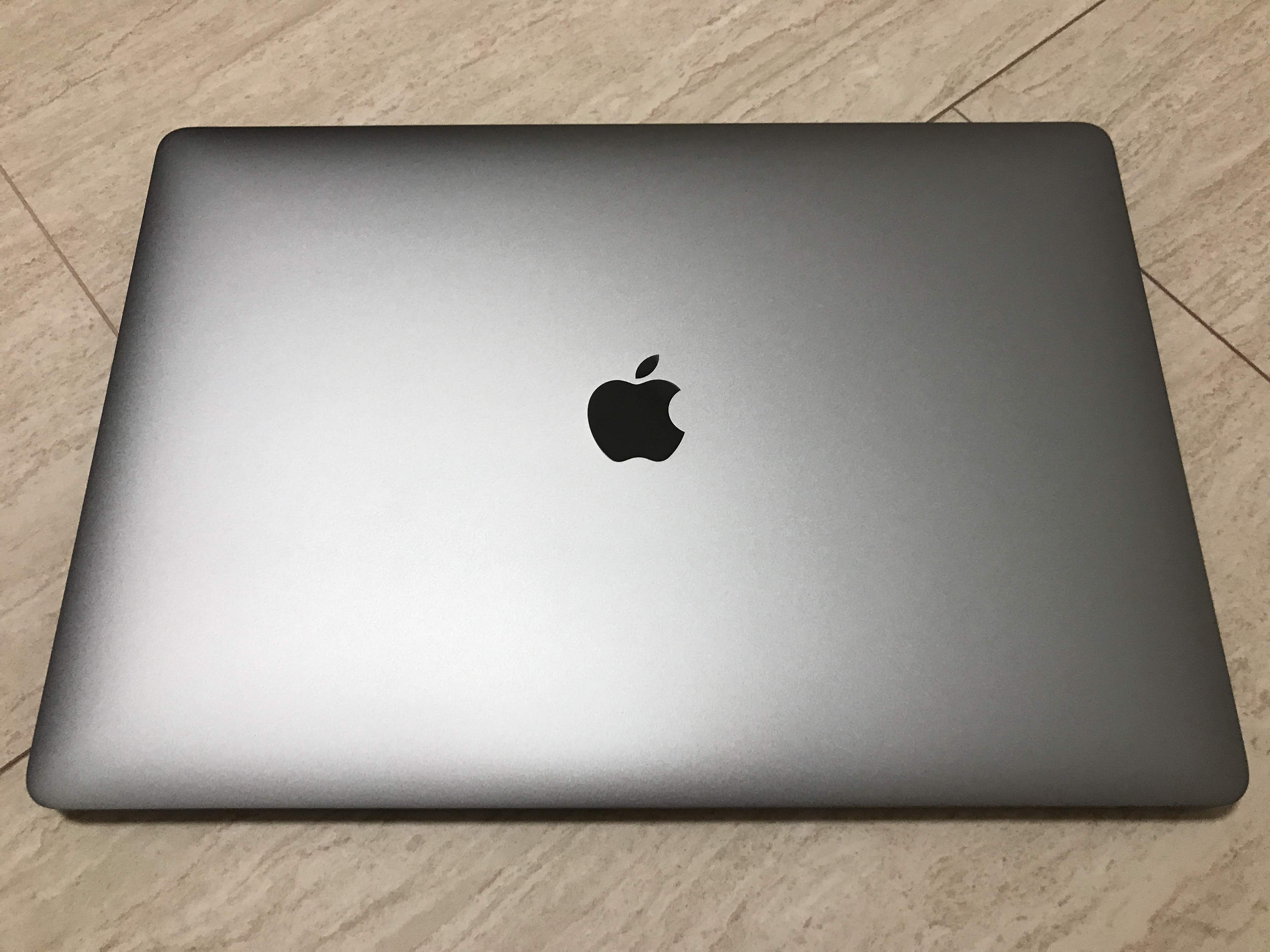 裸の MacBook Pro