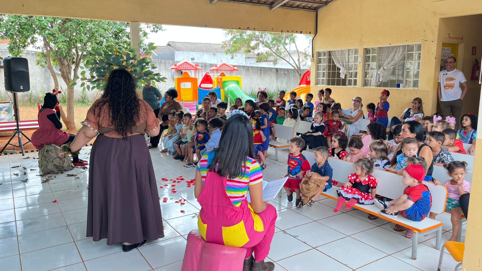 Crianças assistindo ao espetáculo A Rosa e o Sapo, do projeto Educando com Arte