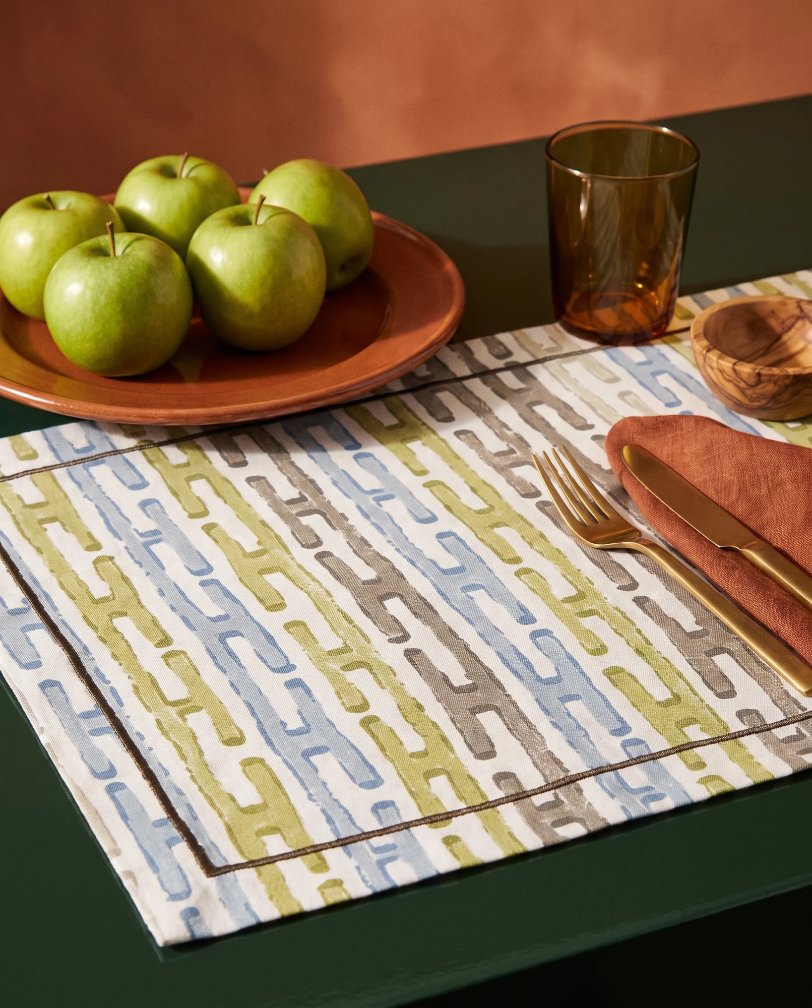 Chaînes Pastel — styled view 2