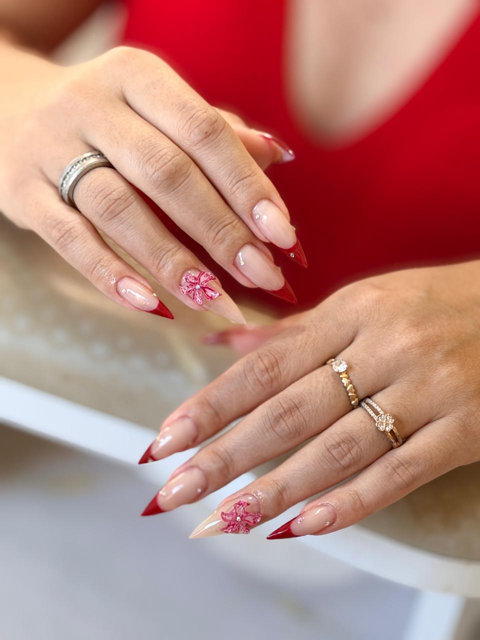 Manicure profissional em andamento