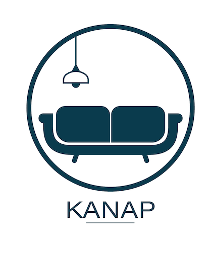 Un canapé avec une lampe et marqué Kanap