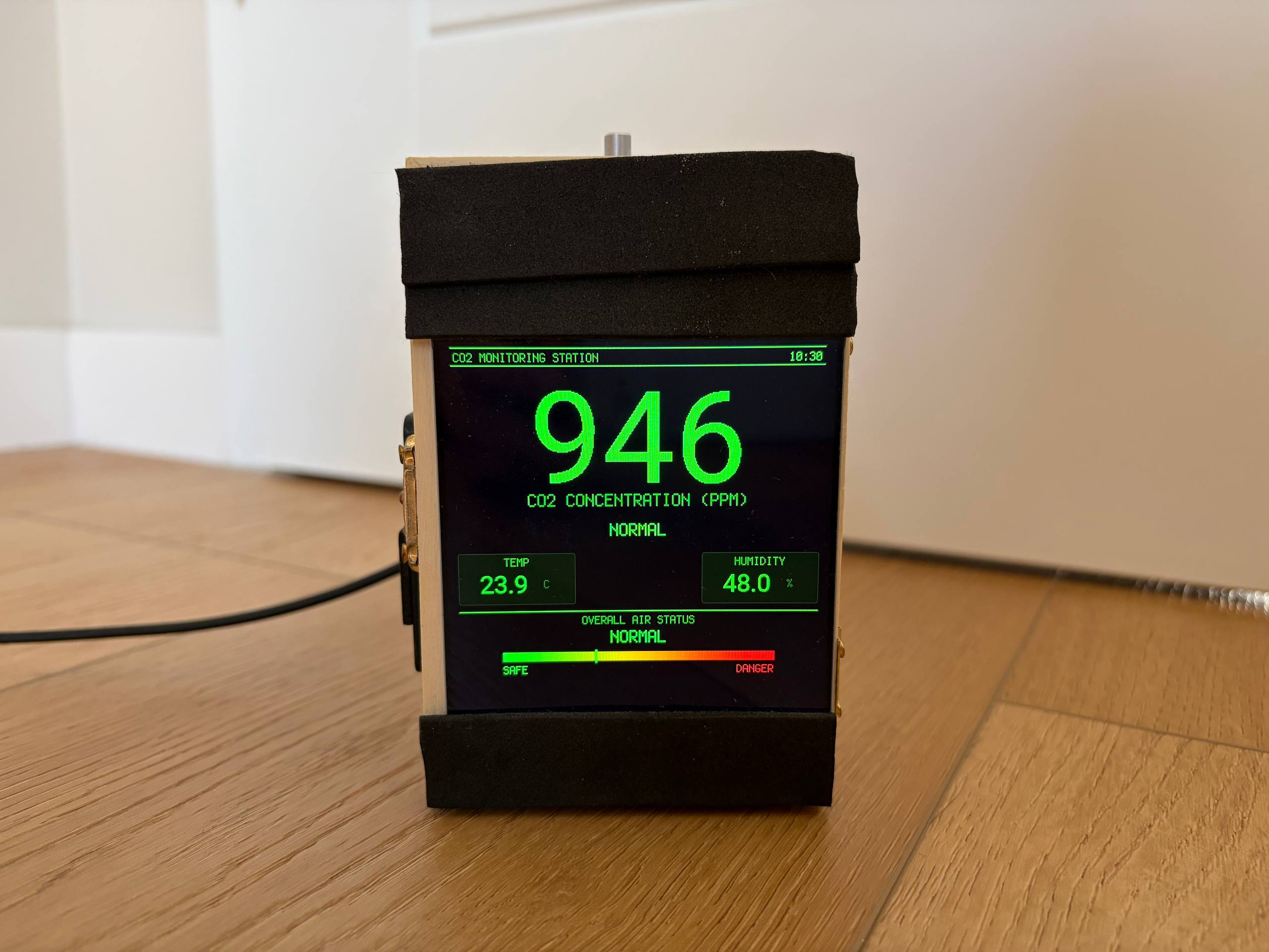 CO2 Monitoring Station screen with a huge 946 ppm number, temperature 23.9 C and humidity 48.0 percent.