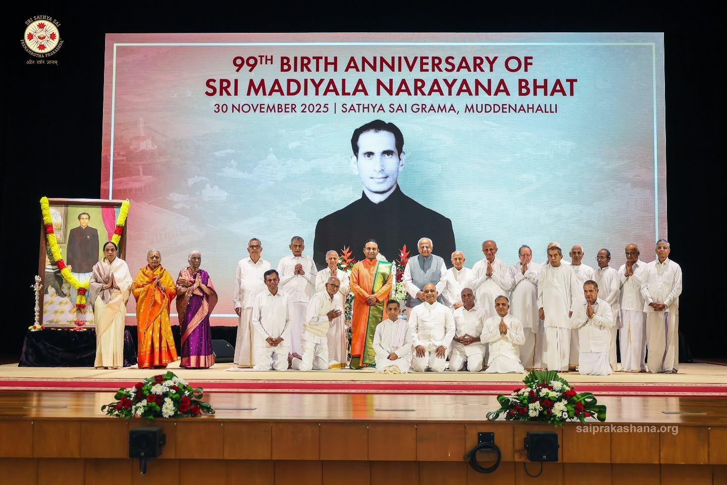 The Tyagajeevis gathered together with Sadguru Sri Madhusudan Sai