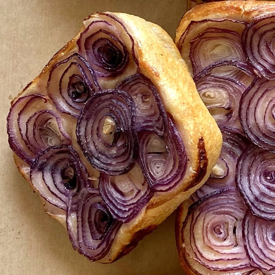 Mini Focaccia Cebola Roxa & Azeitonas