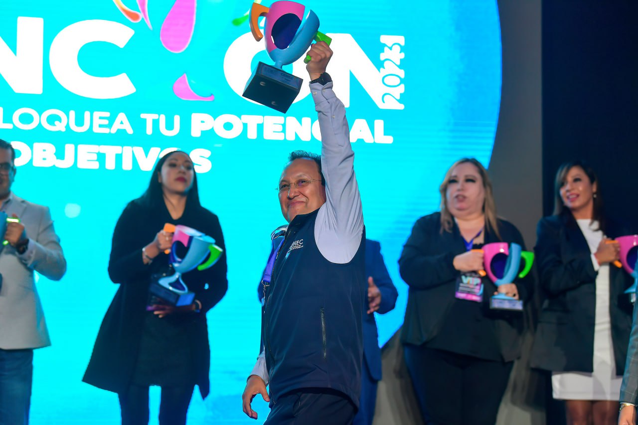 Francisco Arana levantando trofeo ICEMÉXICO por emisión de certificados