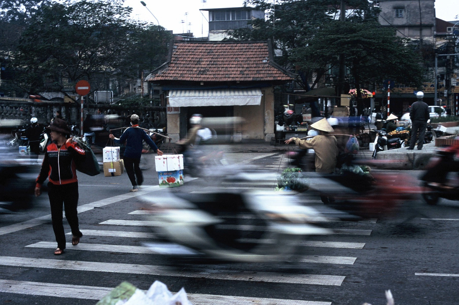 Gallery still 1 from VIETNAM, cinematography by Padu Palmerio.