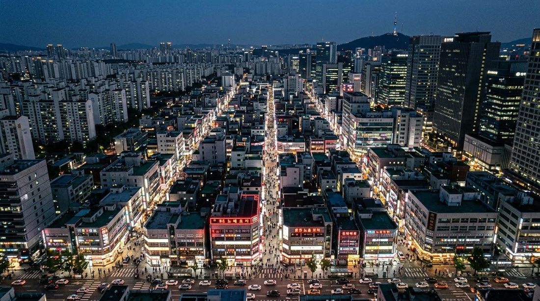 해질 무렵 도심 상권을 높은 곳에서 내려다본 전경