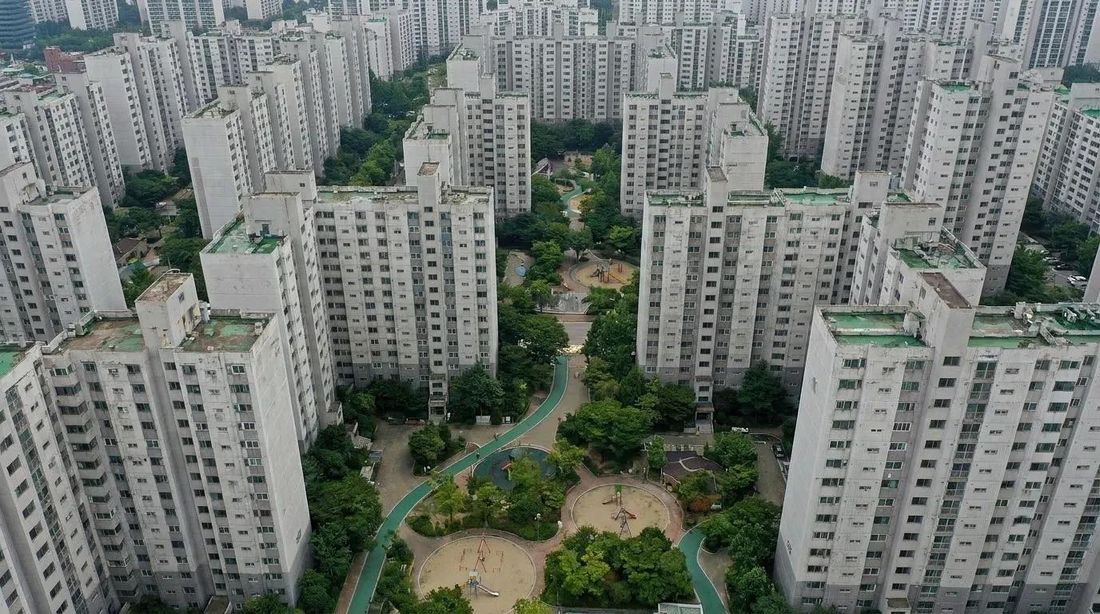 An aerial view of a dense Korean apartment complex
