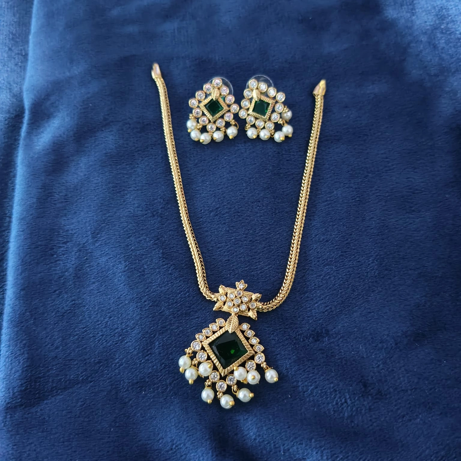 Green stone with short neckset
