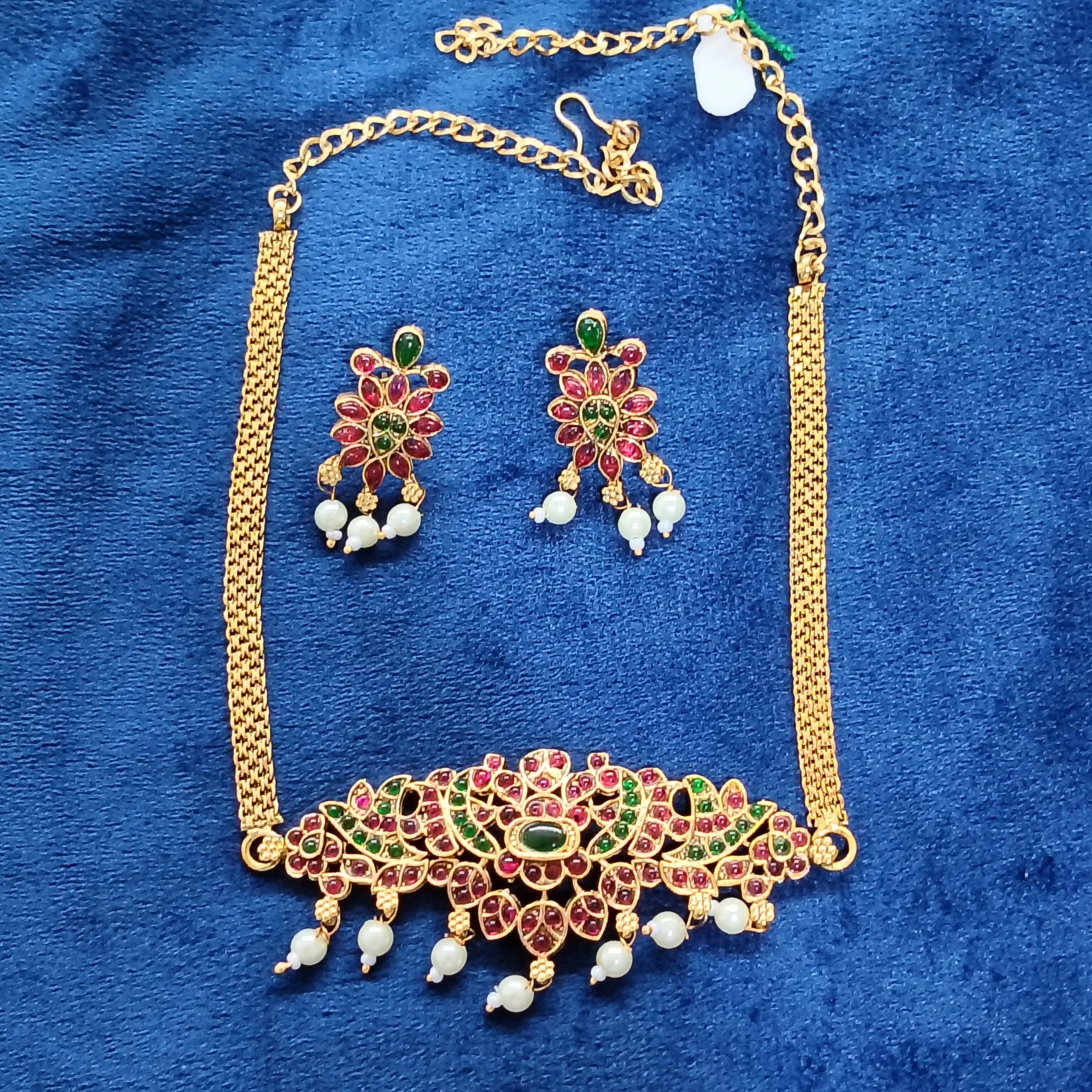 Green with red stone short neckset