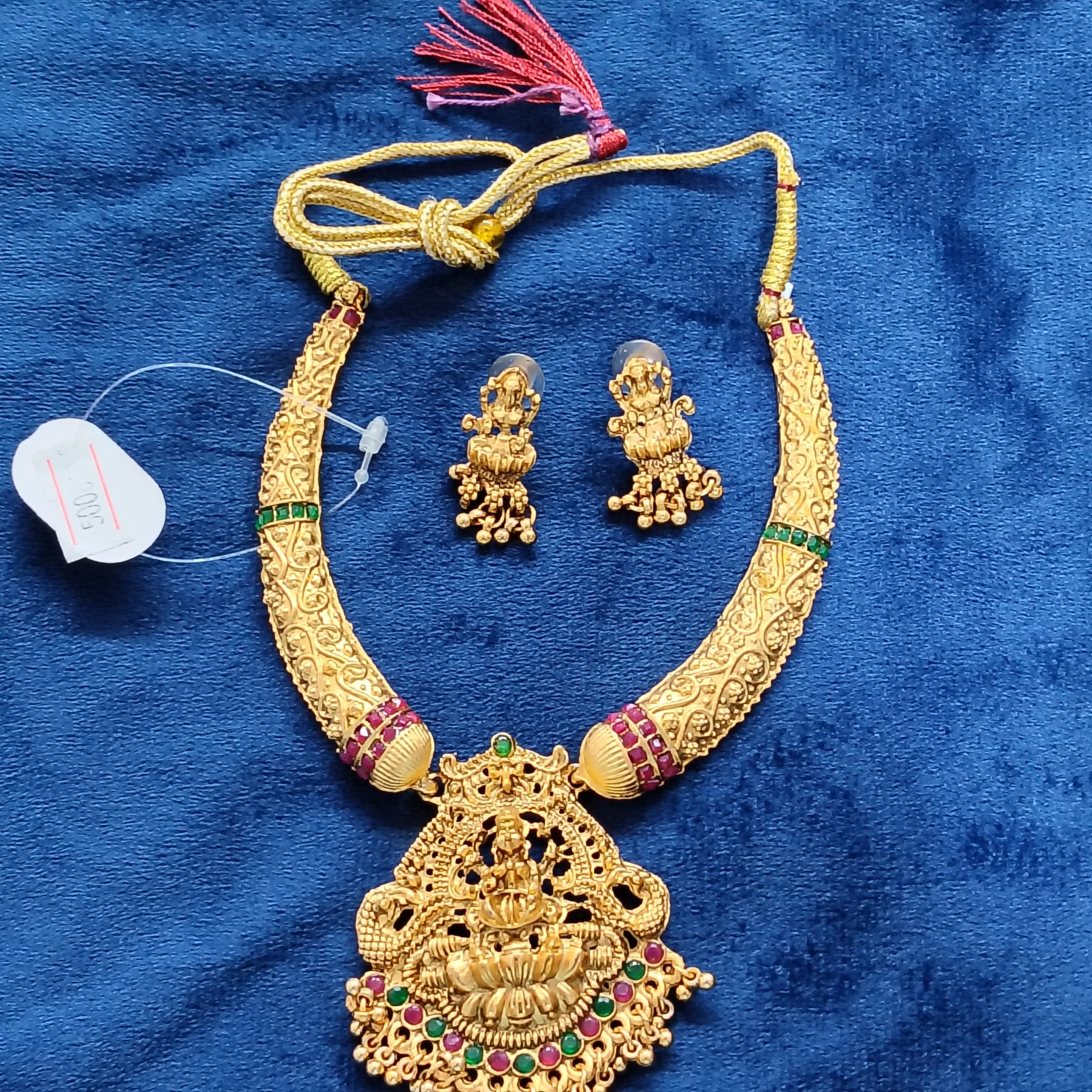 Lakshmi pendant short necklace