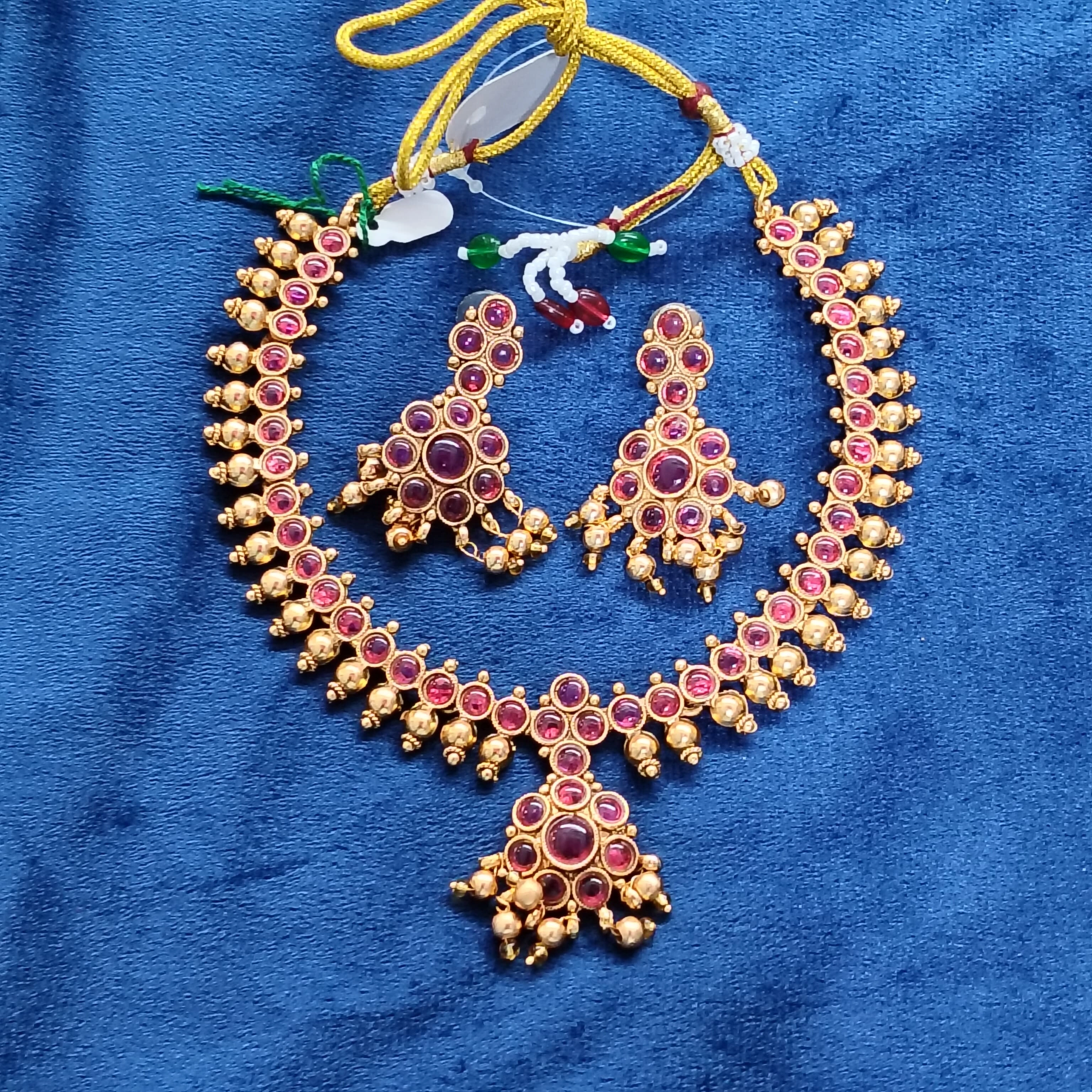 Maroon with gold stone nacklace