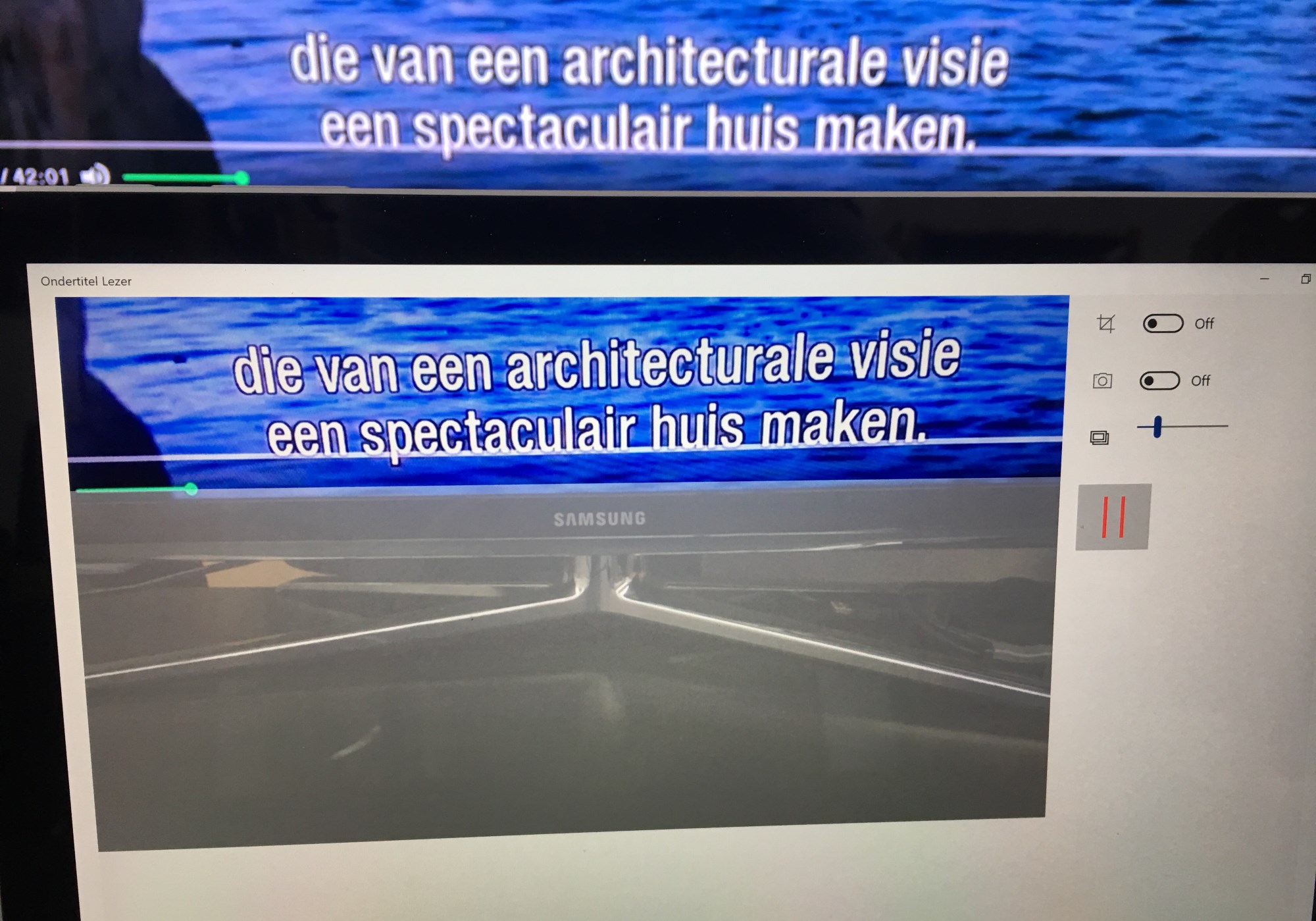 Foto van tablet voor TV gepositioneerd