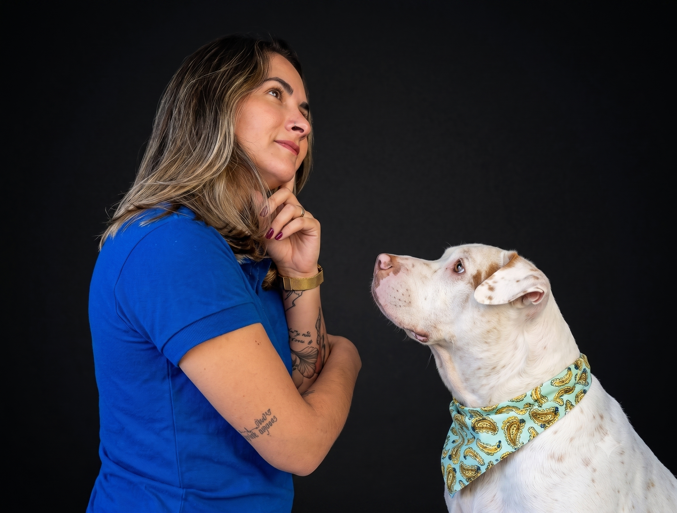 Tata Pereira com cão branco de coleira colorida