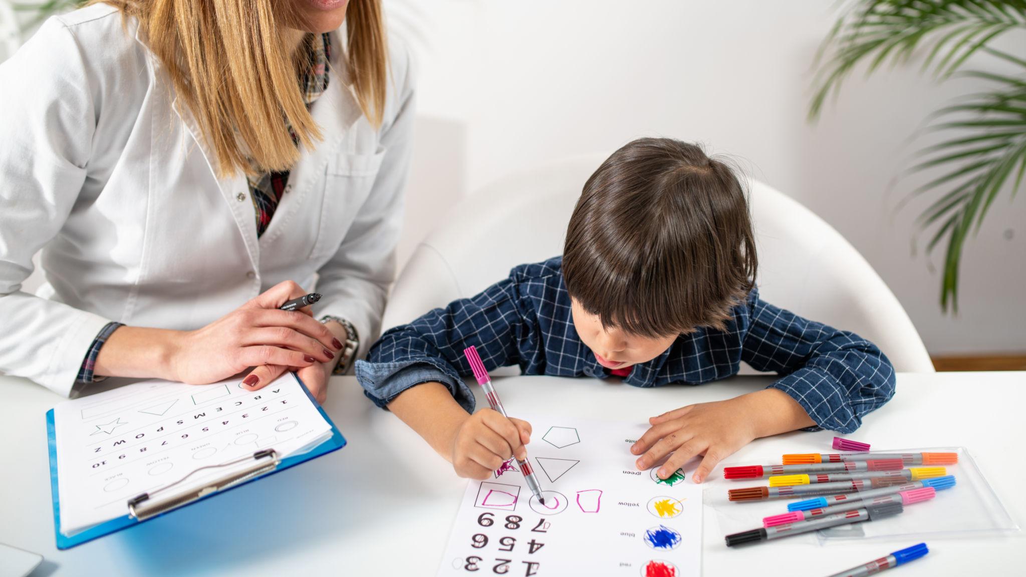 Специалист работает с ребёнком