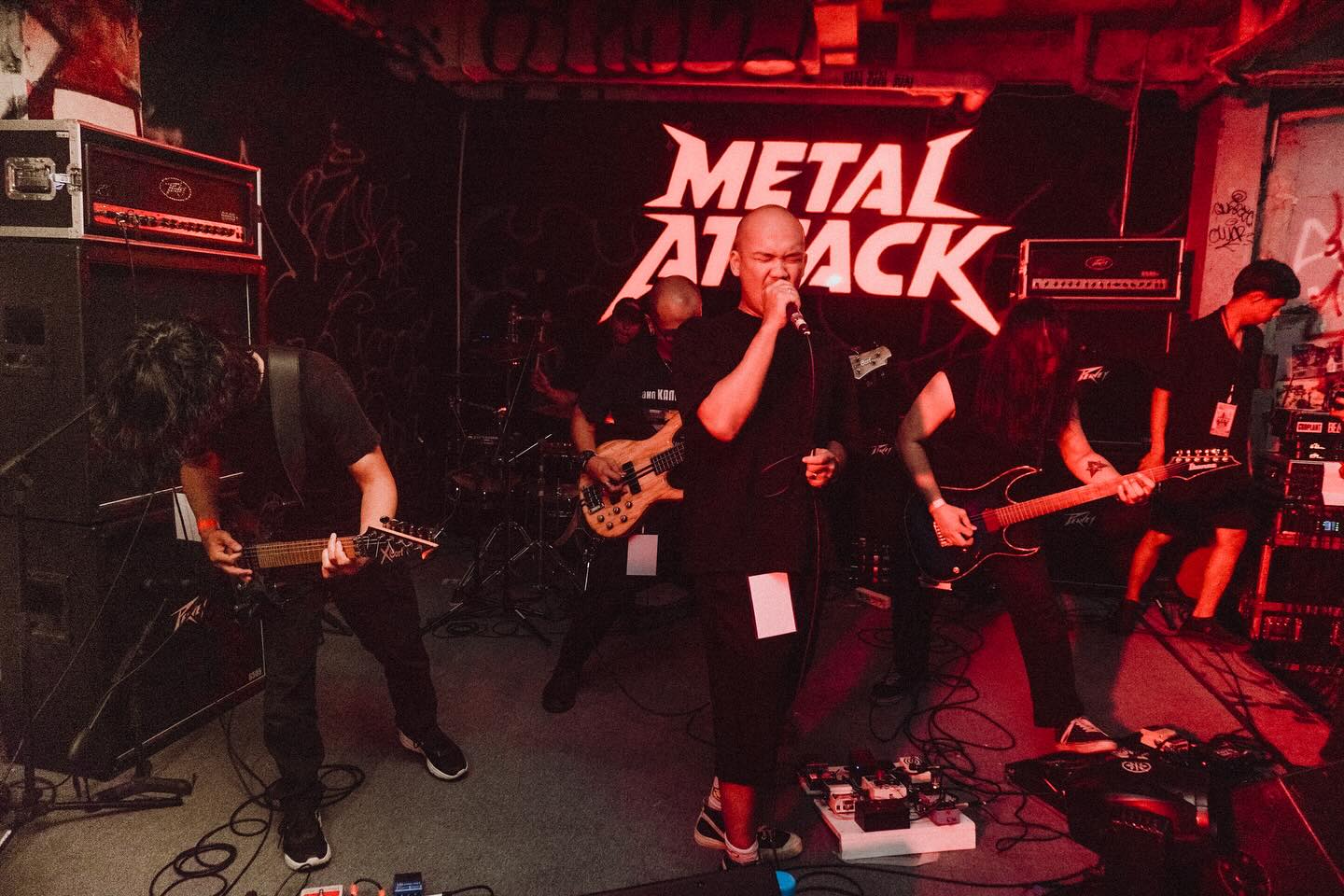 Komunitas skena metal Indonesia bersama Blackbvrn di venue independen