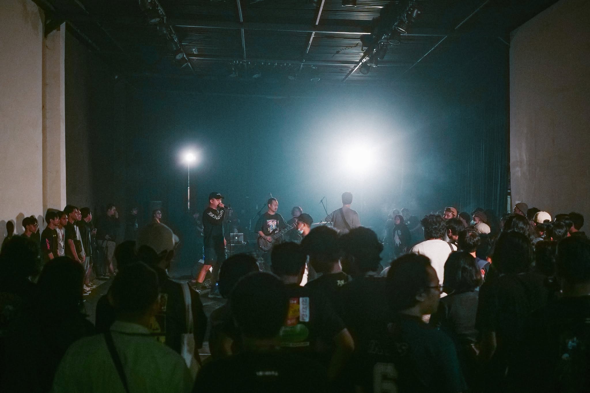 Undelayed tampil live di venue underground dengan crowd padat