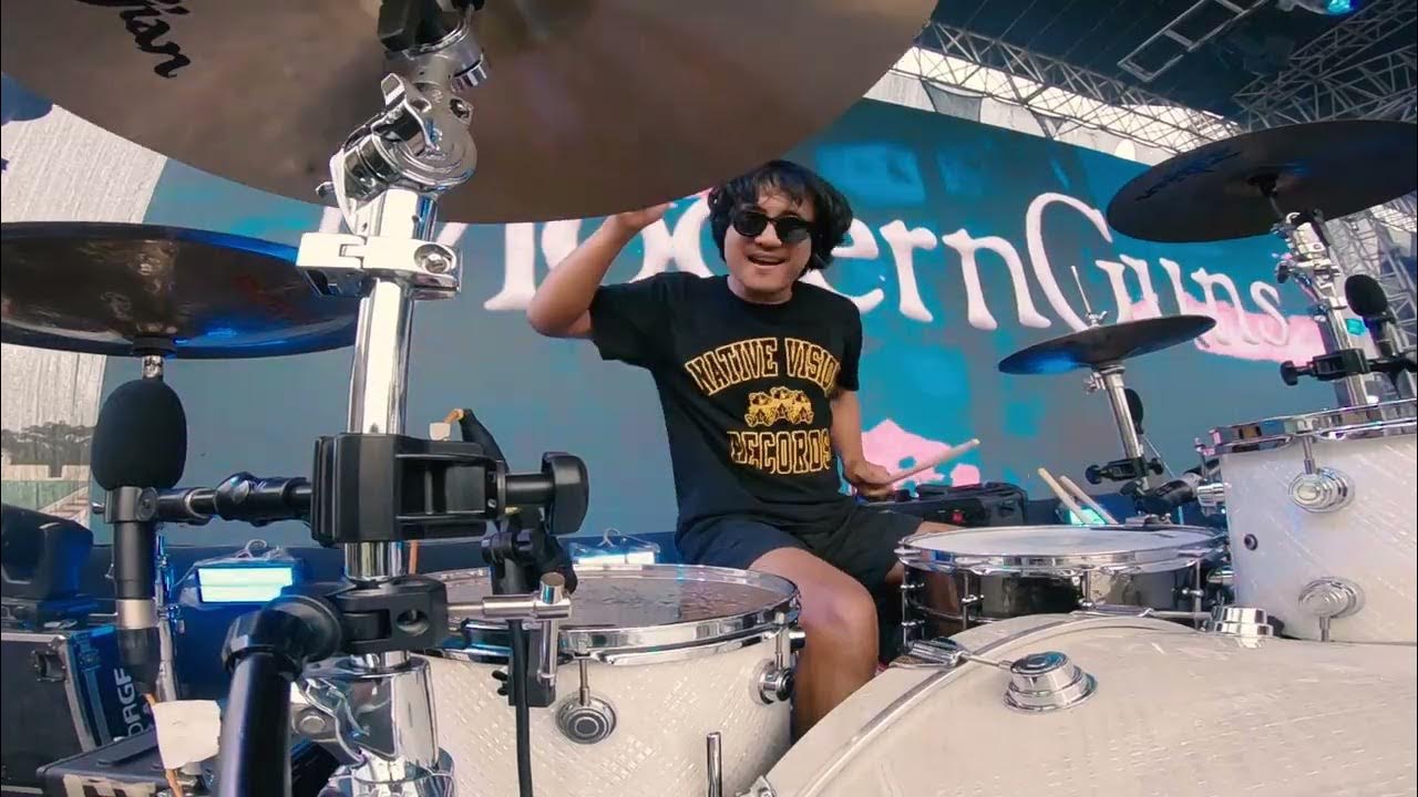 Penampilan live Modern Guns di panggung hardcore