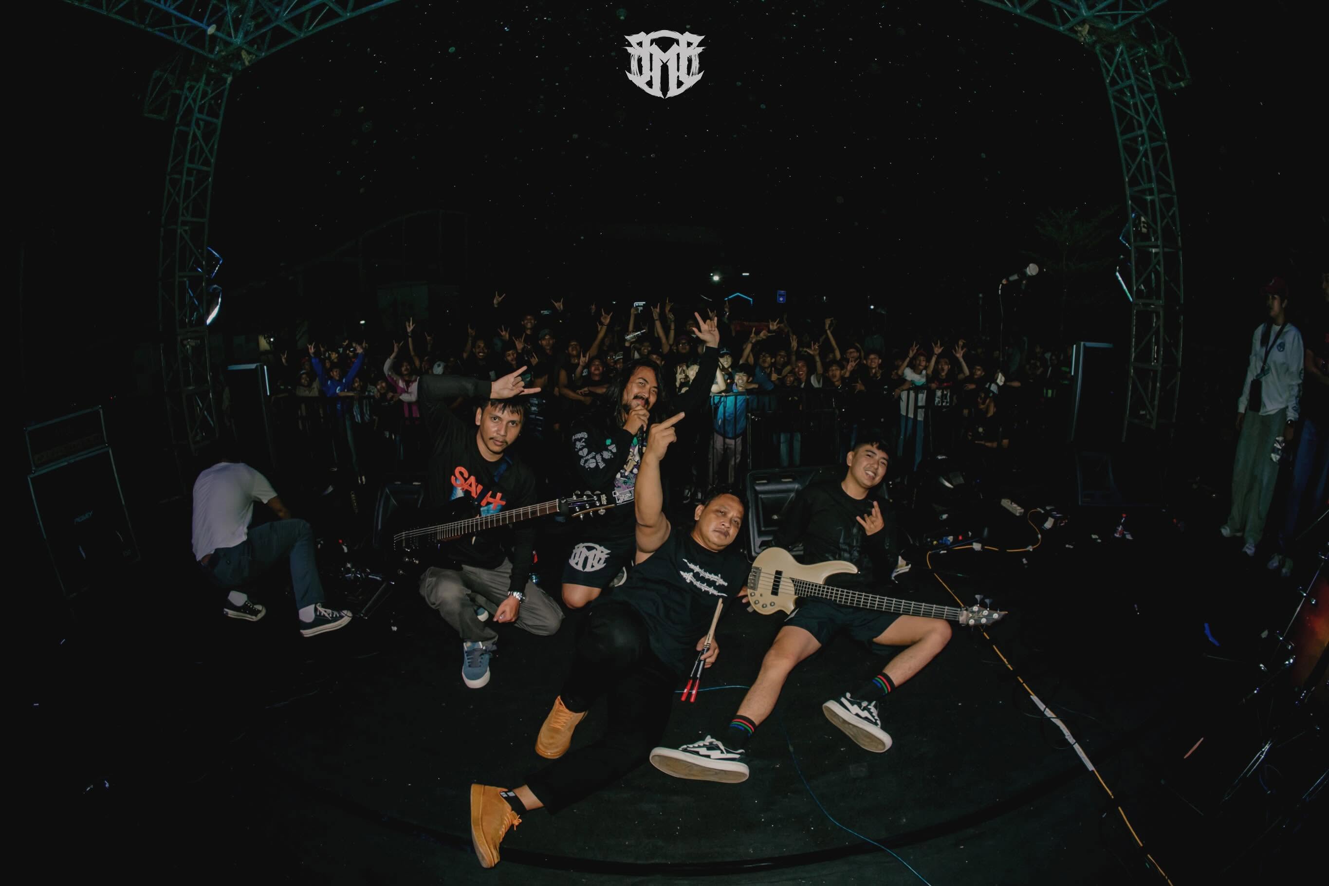 My Beloved Enemy tampil live dengan energi moshpit di panggung
