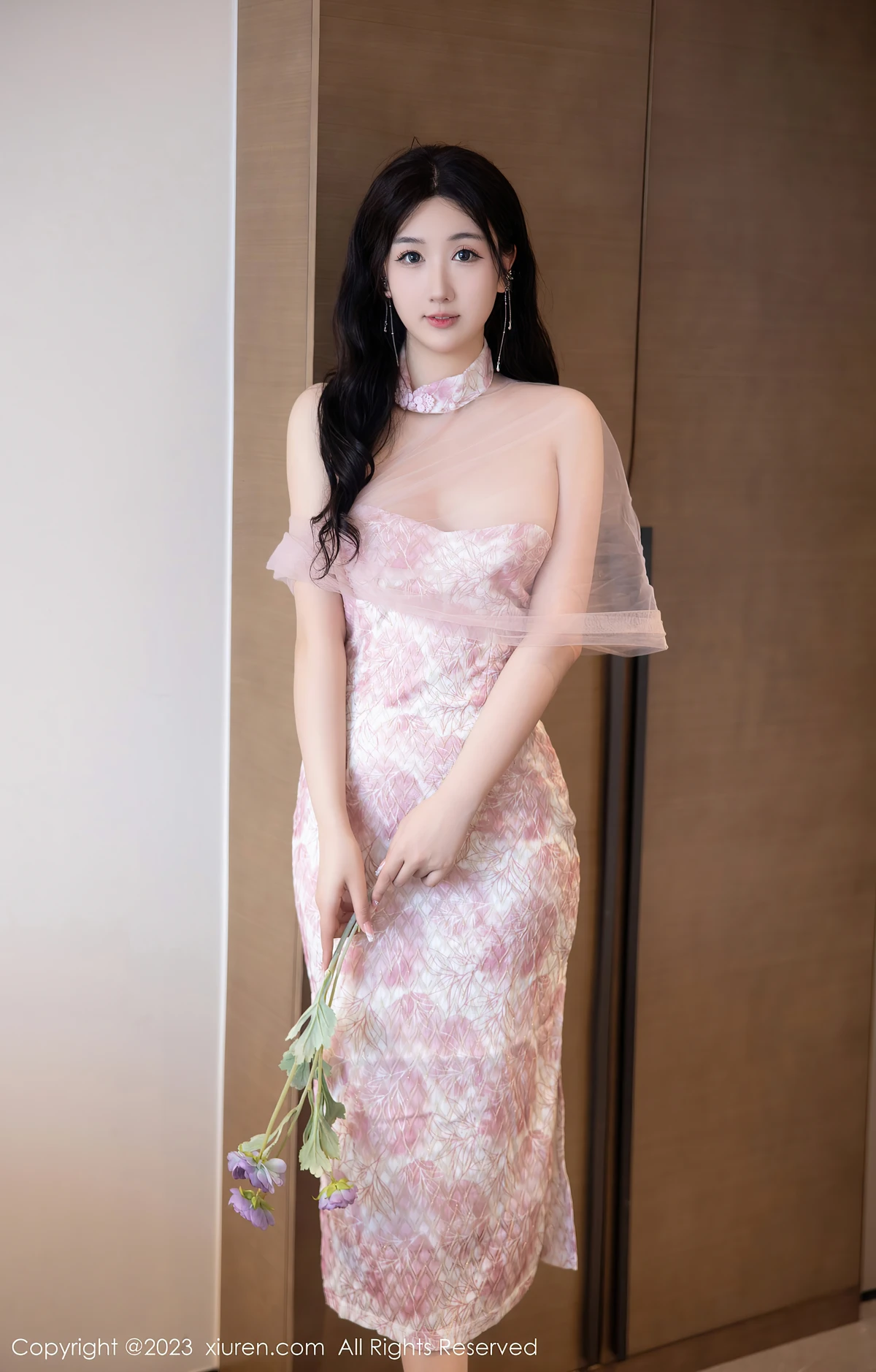 XiuRen No.6313 江真真：20岁长沙妹的甜欲暴击！粉色露肩裙+肉感丝袜把美腿焊在镜头里 - 1