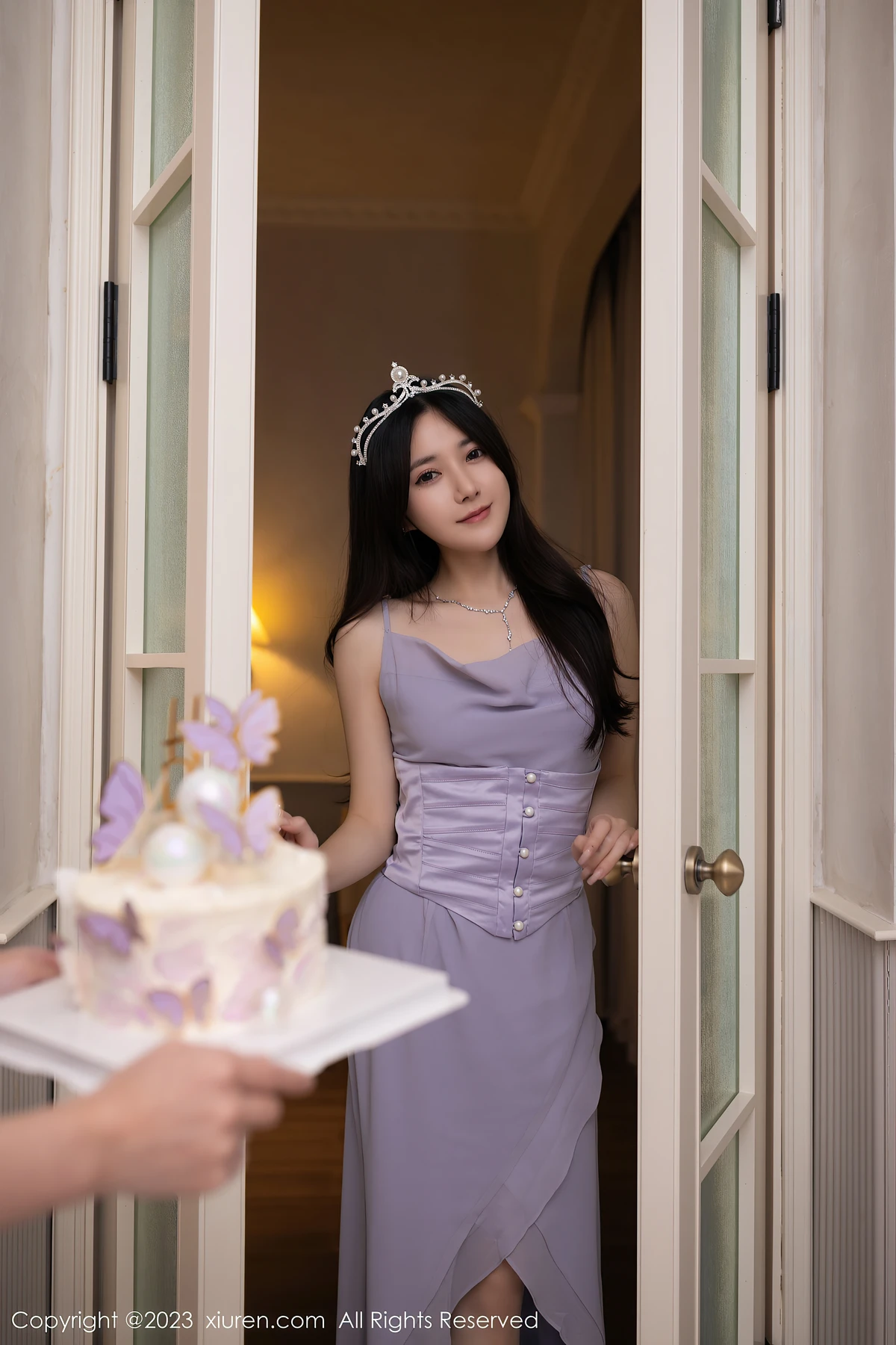 XiuRen No.6286鱼子酱Fish生日旅拍：紫灰长裙裹86-59-88曲线，83P海风里的鲜活美 - 1