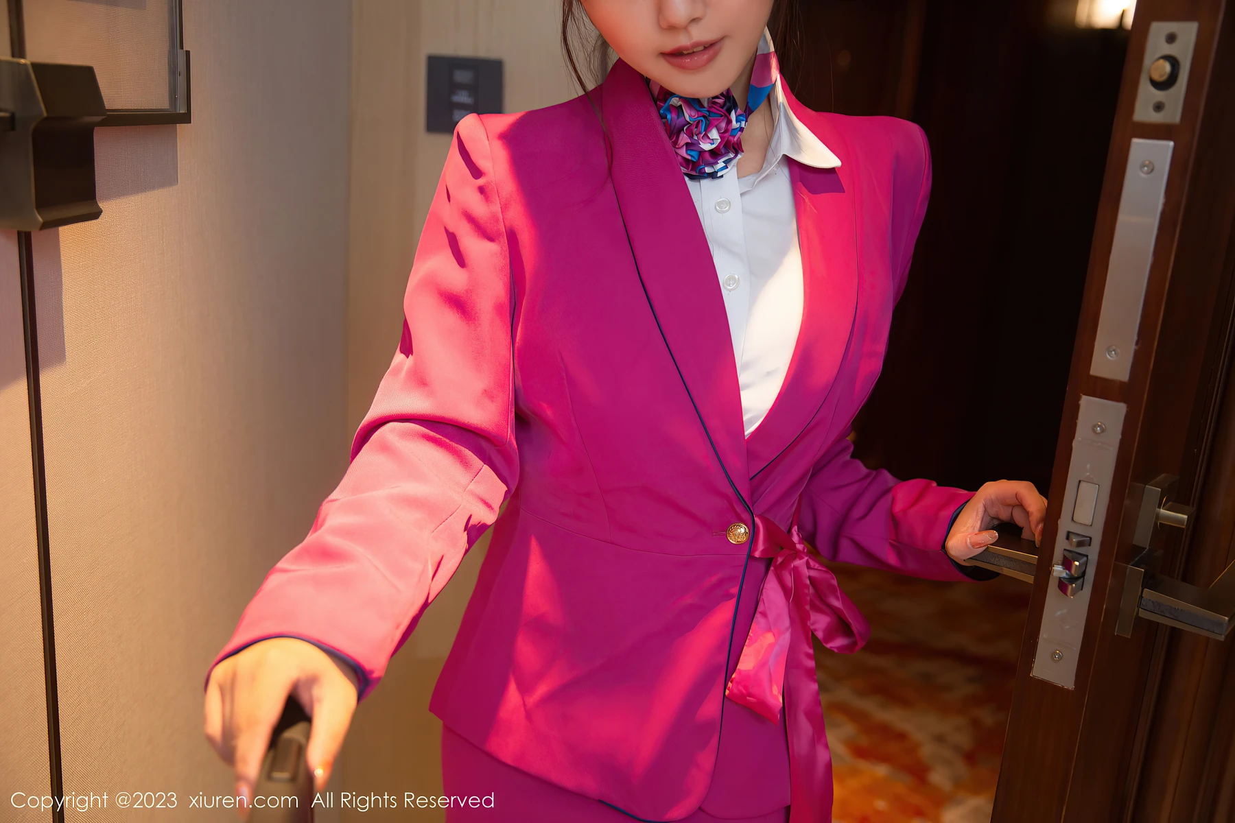 XiuRen No.6318张思允Nice：玫红空姐服黑丝暴击，这才是她该被定格的美 - 2