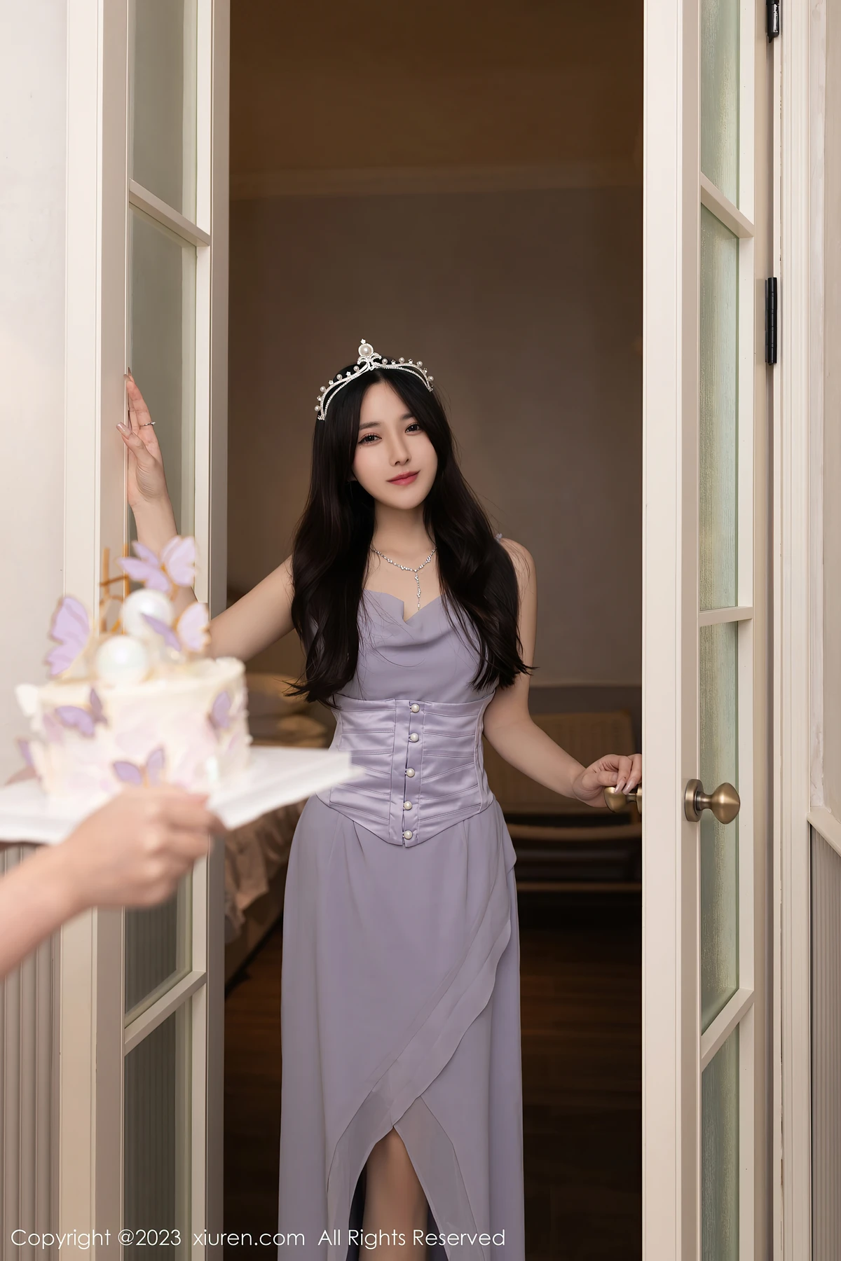 XiuRen No.6286鱼子酱Fish生日旅拍：紫灰长裙裹86-59-88曲线，83P海风里的鲜活美 - 3