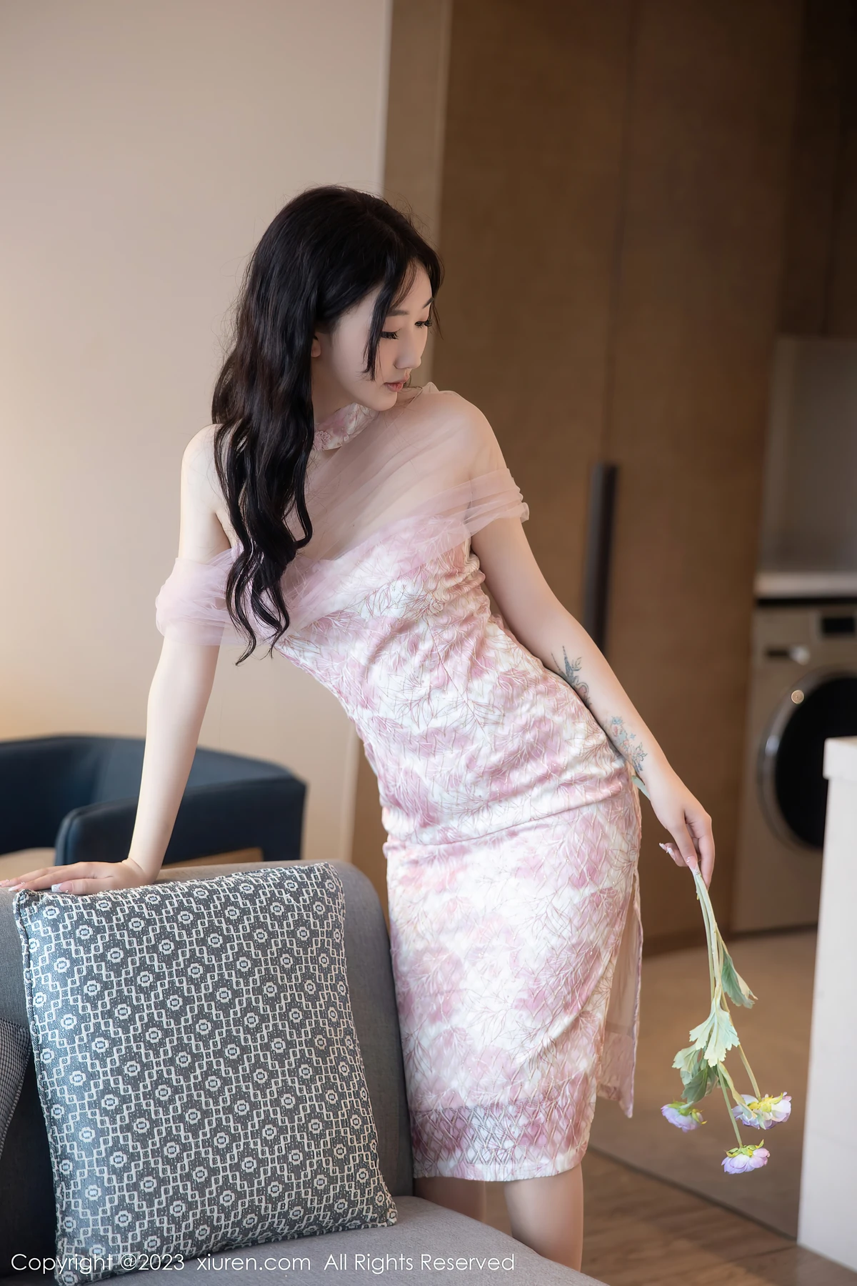 XiuRen No.6313 江真真：20岁长沙妹的甜欲暴击！粉色露肩裙+肉感丝袜把美腿焊在镜头里 - 5