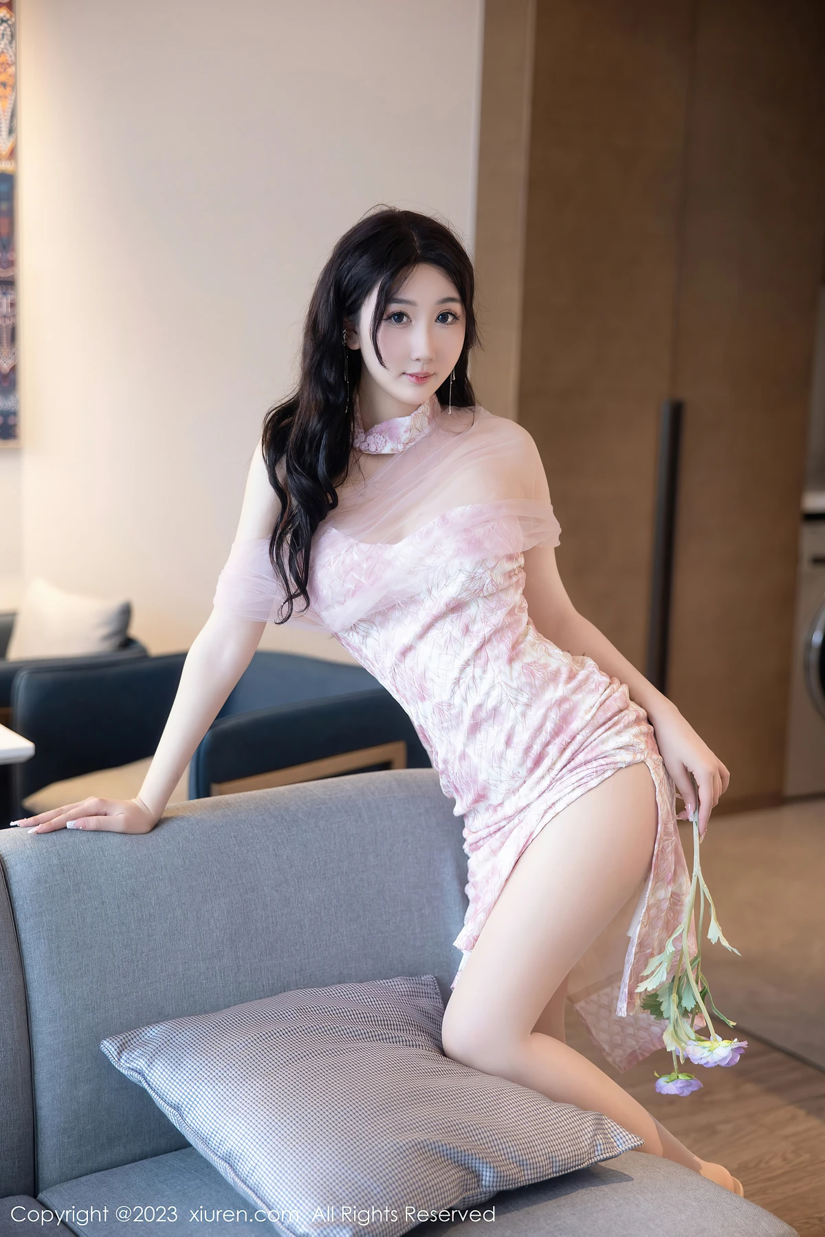 XiuRen No.6313 江真真：20岁长沙妹的甜欲暴击！粉色露肩裙+肉感丝袜把美腿焊在镜头里 - 7