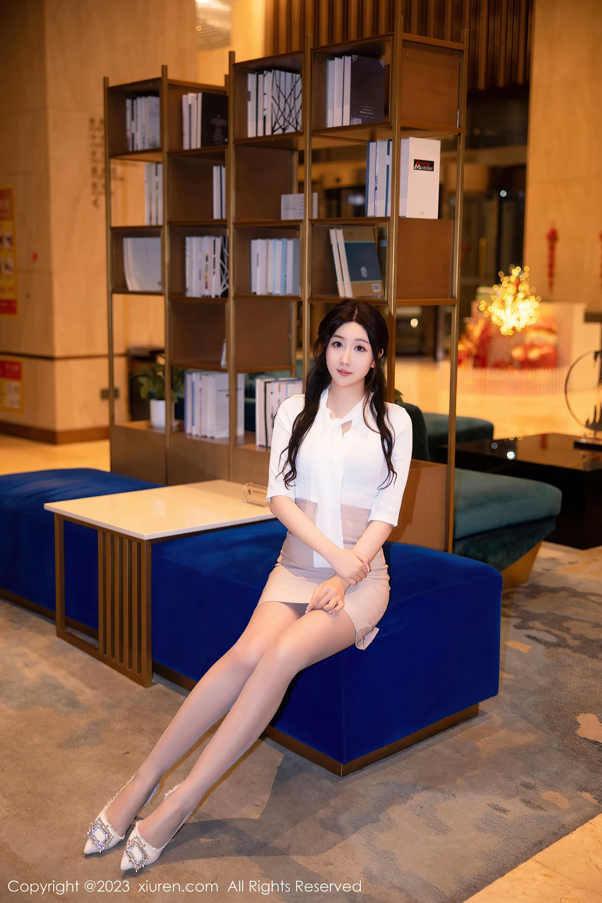 XiuRen No.6207江真真:白OL藏淡蓝蕾丝+灰丝美腿,20岁丰腴曲线太戳了! - 1