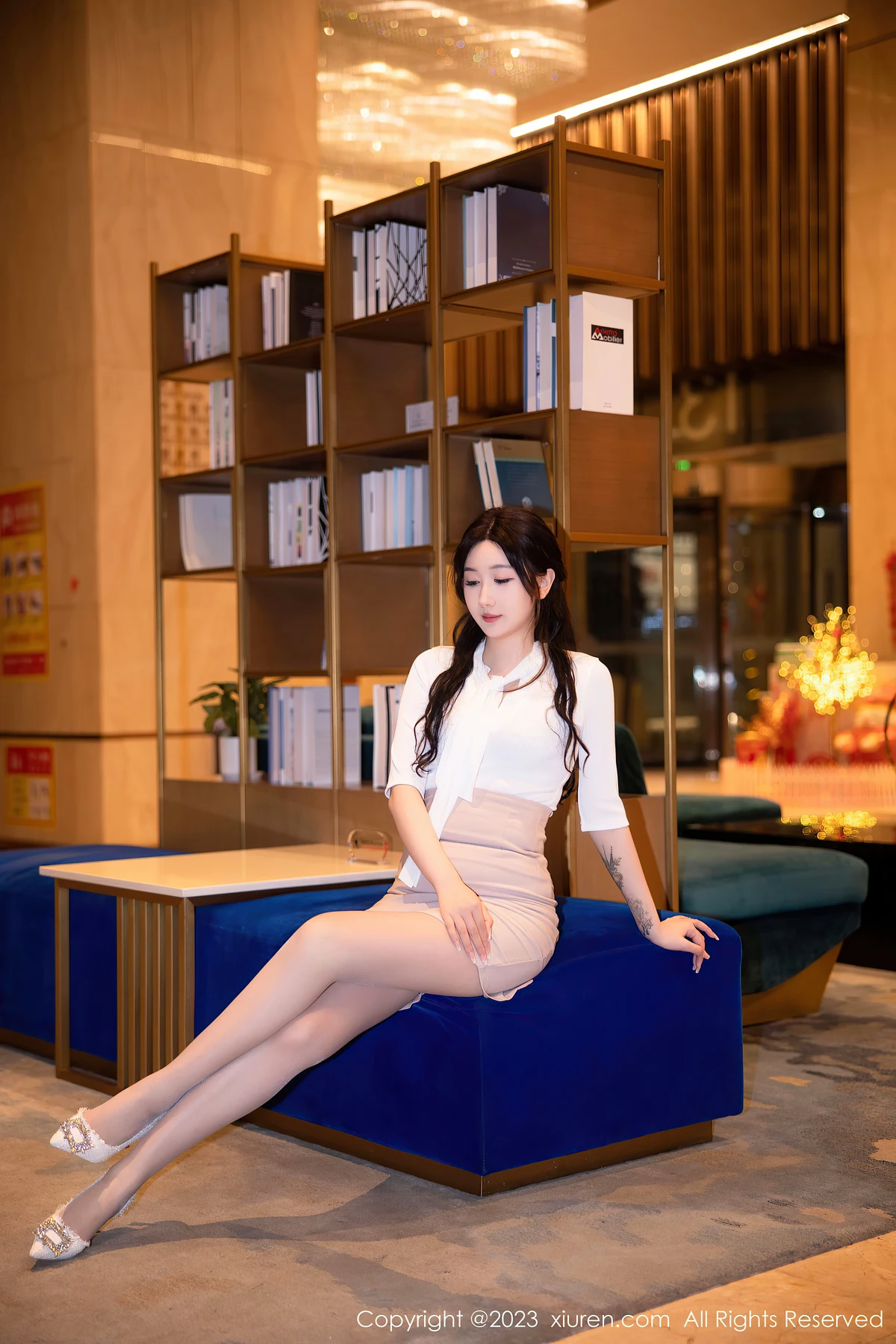 XiuRen No.6207江真真:白OL藏淡蓝蕾丝+灰丝美腿,20岁丰腴曲线太戳了! - 2