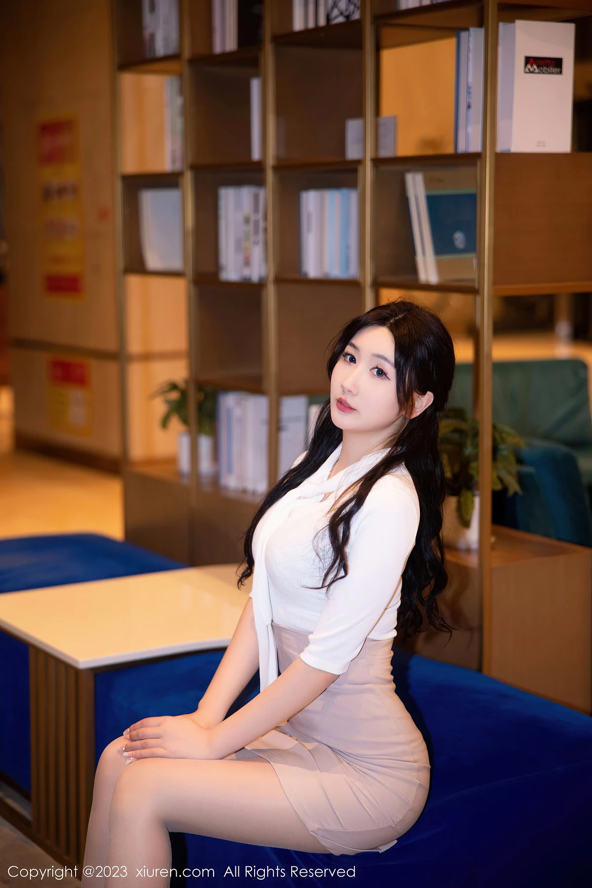 XiuRen No.6207江真真:白OL藏淡蓝蕾丝+灰丝美腿,20岁丰腴曲线太戳了! - 3