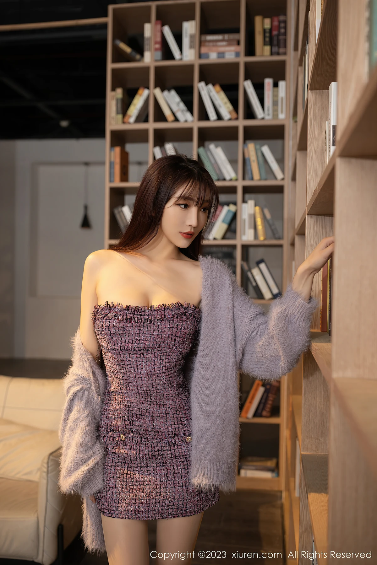 XiuRen No.6209陆萱萱 图书馆紫裙暴击！81P写真藏不住的妩媚感 - 3