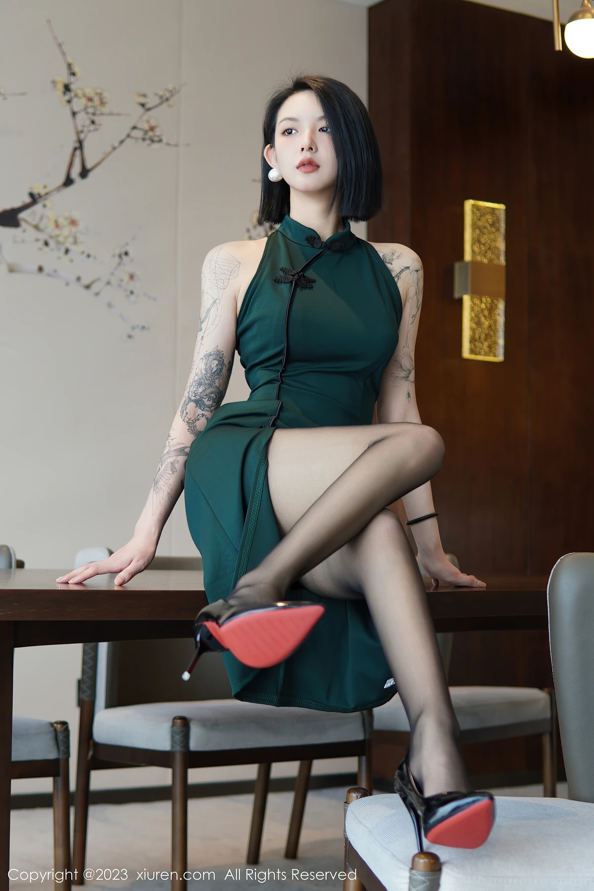 秀人网No.6205乔一一：深绿旗袍+黑丝诱惑，这组写真让她美到想定格时光！ - 4