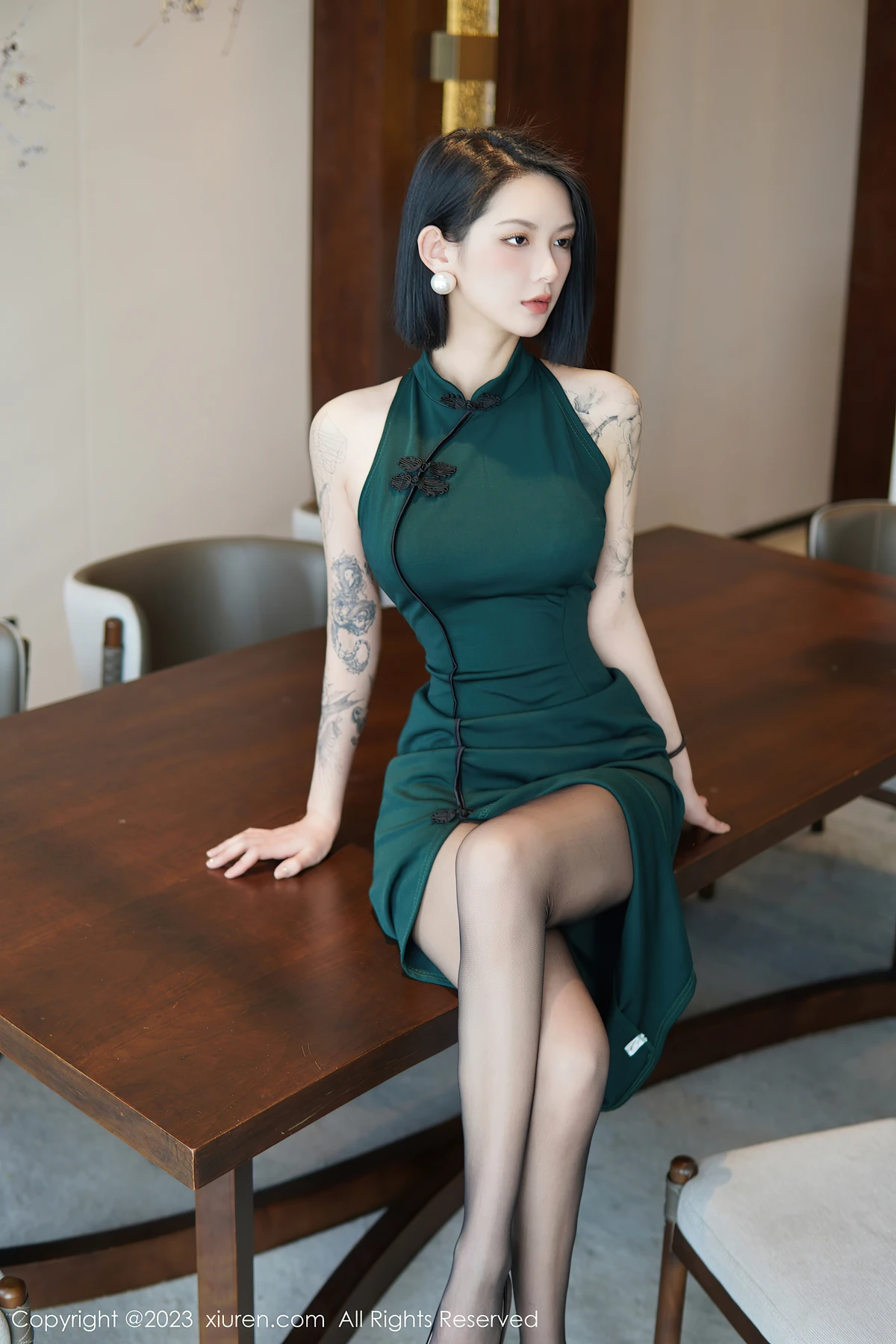 秀人网No.6205乔一一：深绿旗袍+黑丝诱惑，这组写真让她美到想定格时光！ - 6