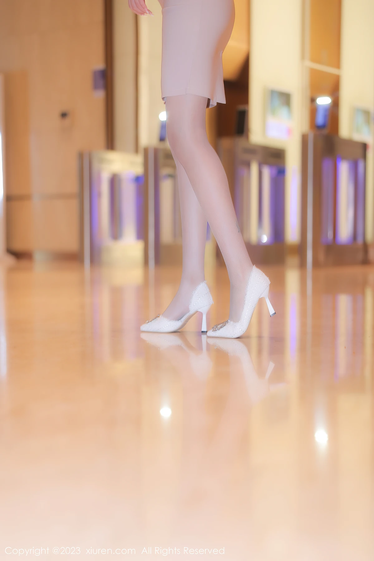 XiuRen No.6207江真真:白OL藏淡蓝蕾丝+灰丝美腿,20岁丰腴曲线太戳了! - 6