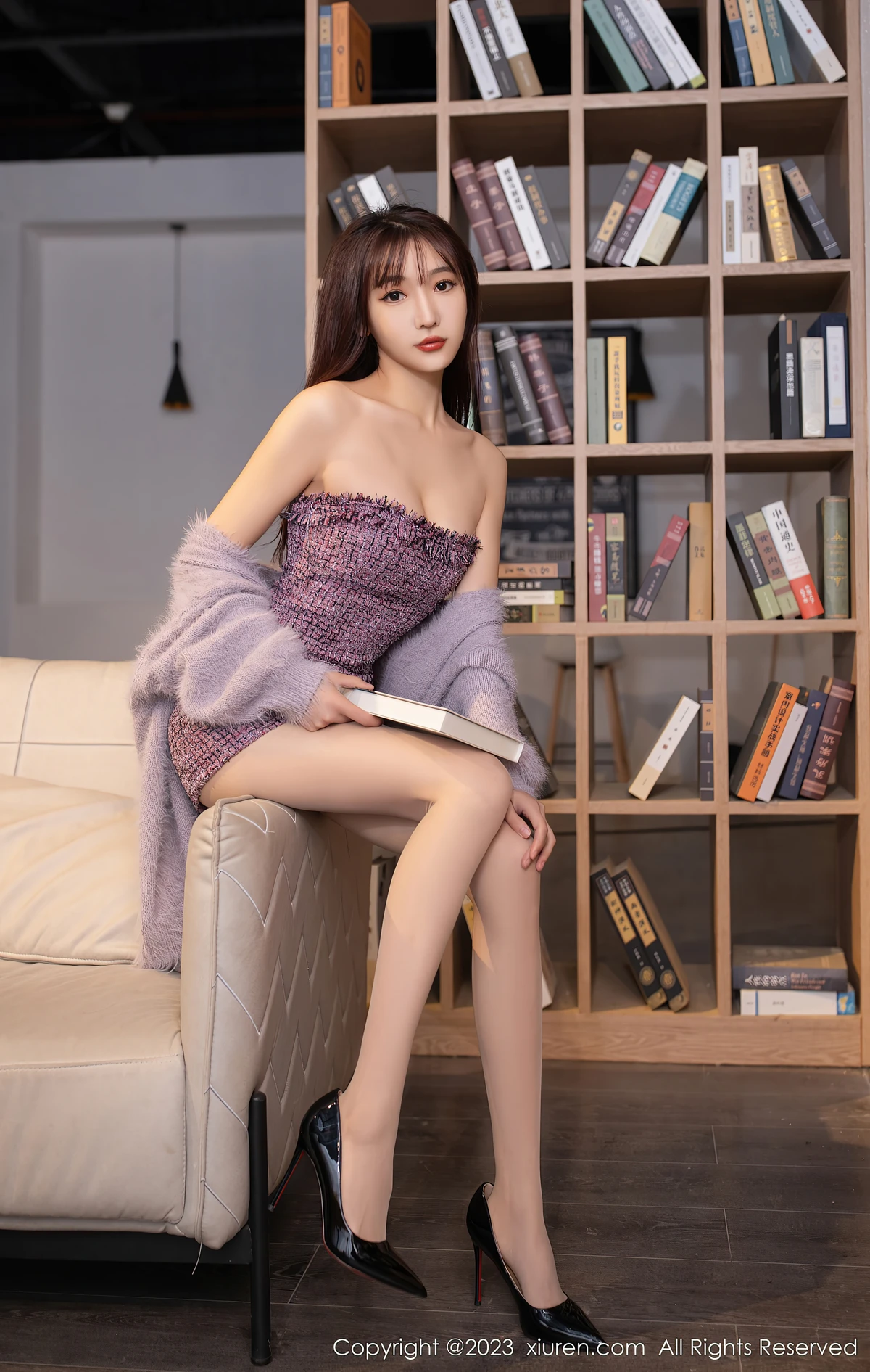 XiuRen No.6209陆萱萱 图书馆紫裙暴击！81P写真藏不住的妩媚感 - 7