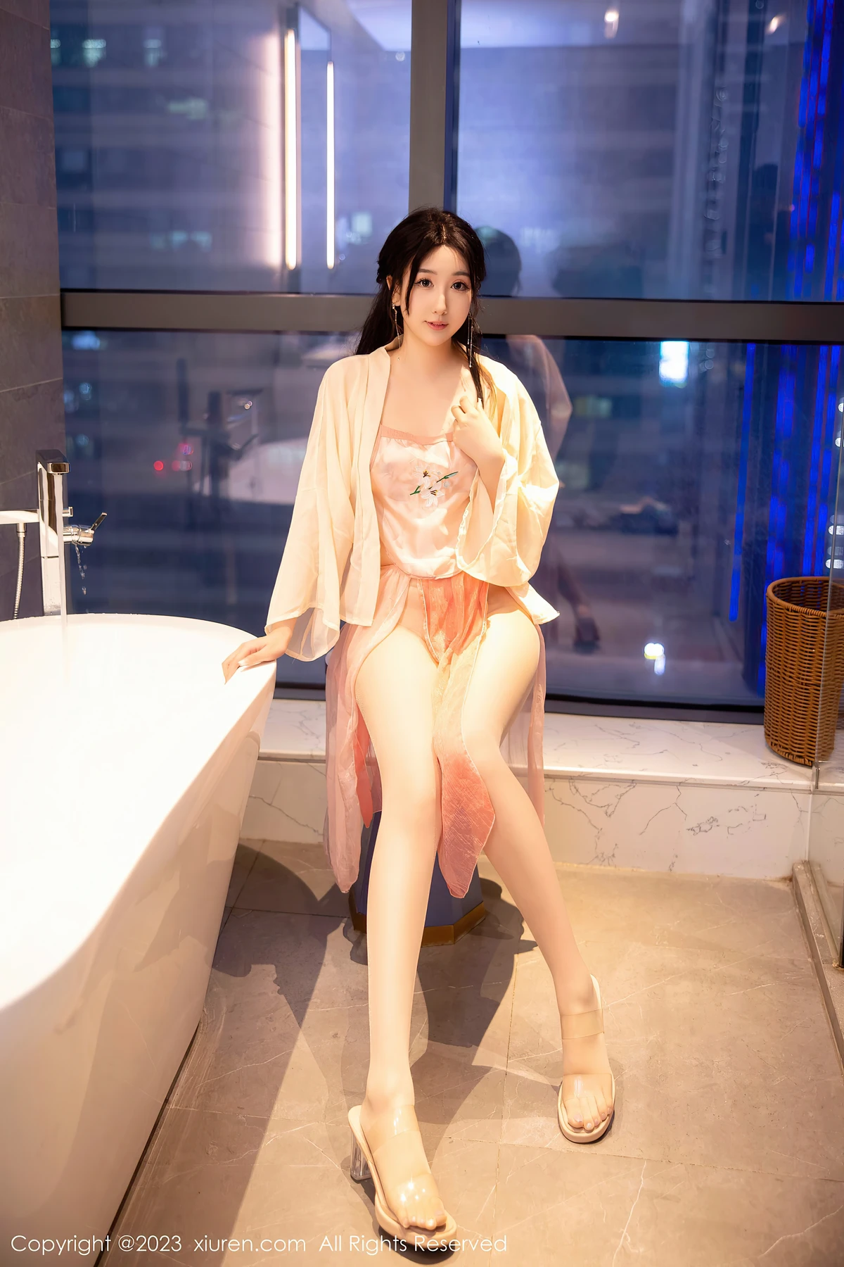 XiuRen No.6262江真真 浴室橙古装的丰腴诱惑，男生该带女友拍的写真范本 - 1