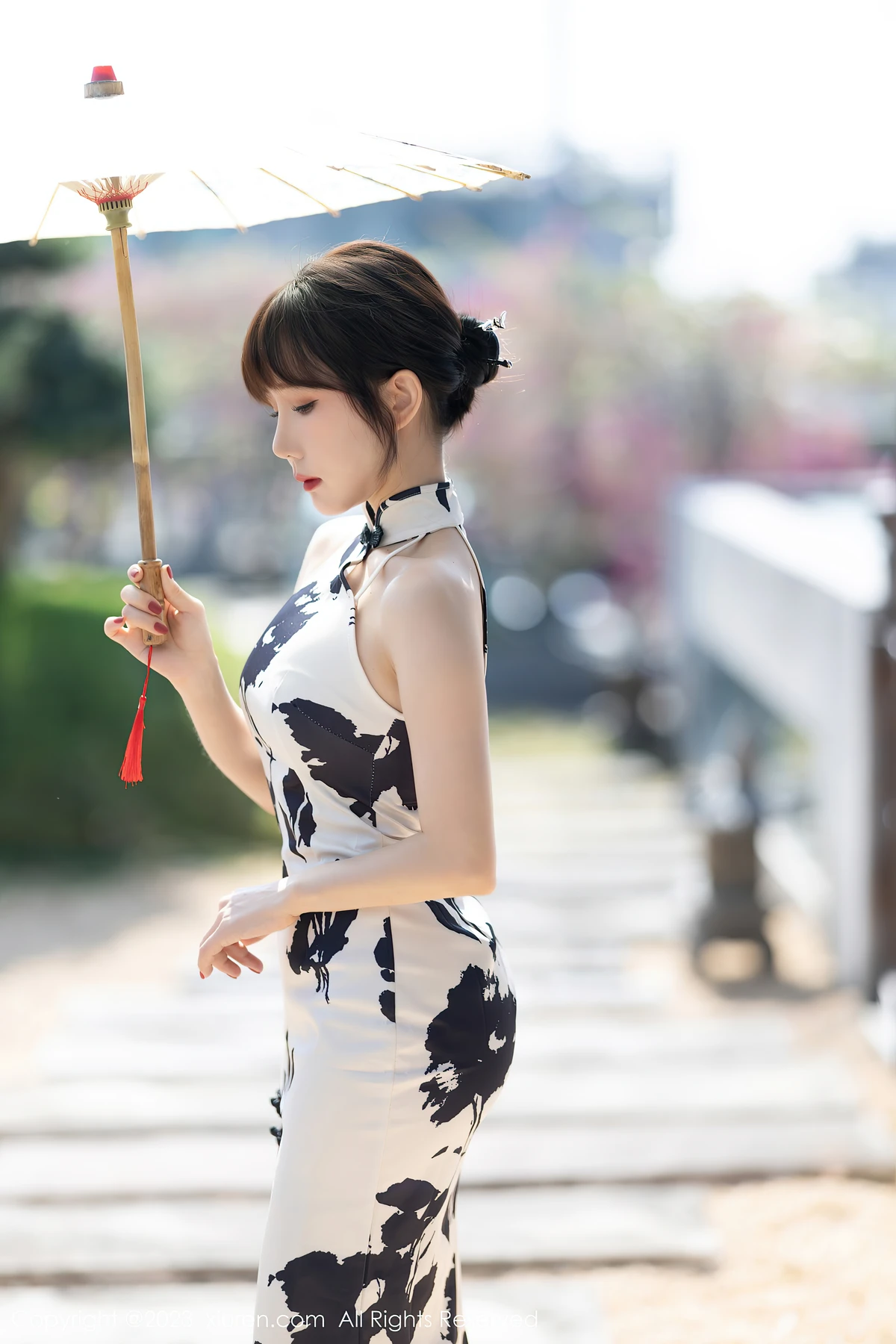 XiuRen No.6241波巧酱：白旗袍裹不住的24岁风情，88P高清定格东方魅惑 - 1