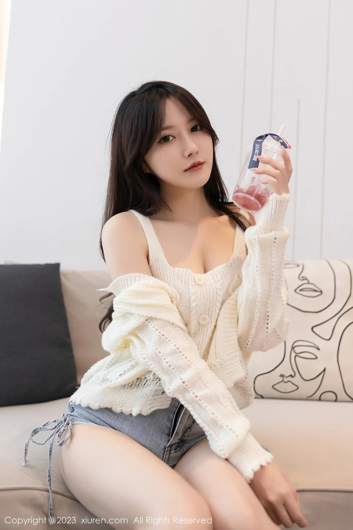 XiuRen No.6216鱼子酱Fish：白上衣牛仔短裤的「怀春」诱惑，78P藏不住的明艳身姿！ - 2