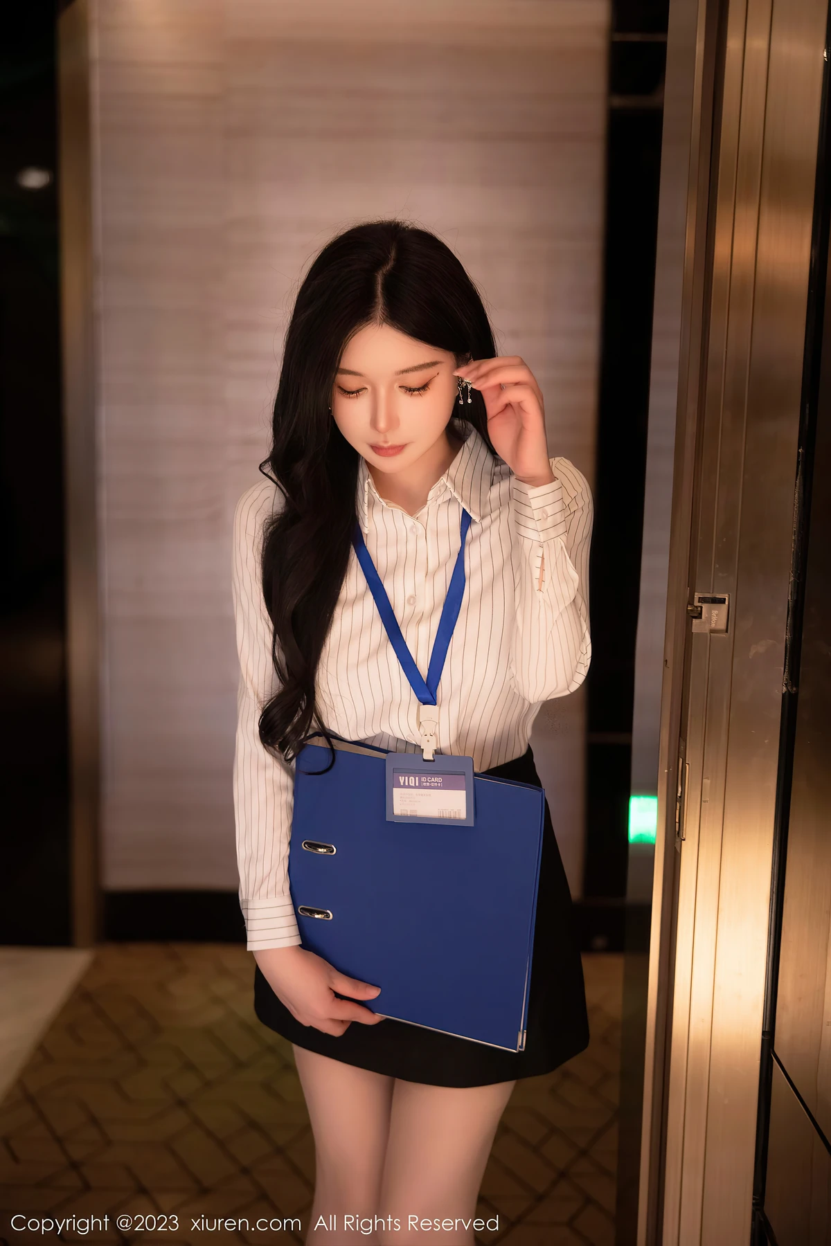 秀人网No.6247 林珊珊:白T黑裙+原色丝袜,把日常性感拍成心动瞬间 - 2