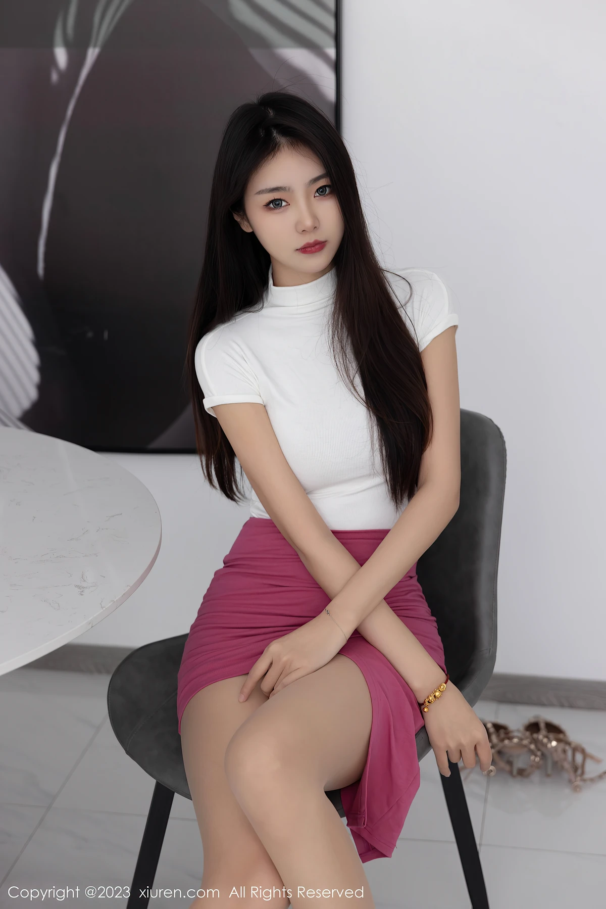 XiuRen No.6239 可樂Vicky：田径女神的玫红短裙诱惑，77P足量写真藏不住的妩媚 - 3