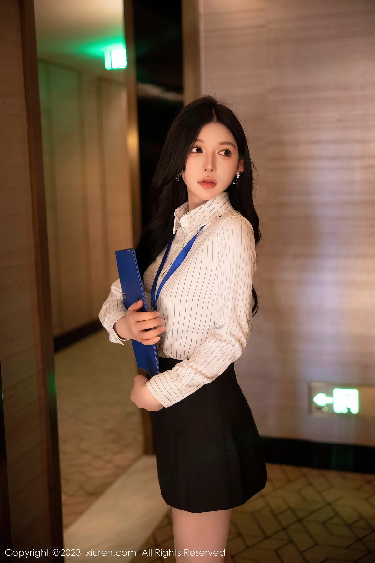 秀人网No.6247 林珊珊:白T黑裙+原色丝袜,把日常性感拍成心动瞬间 - 3