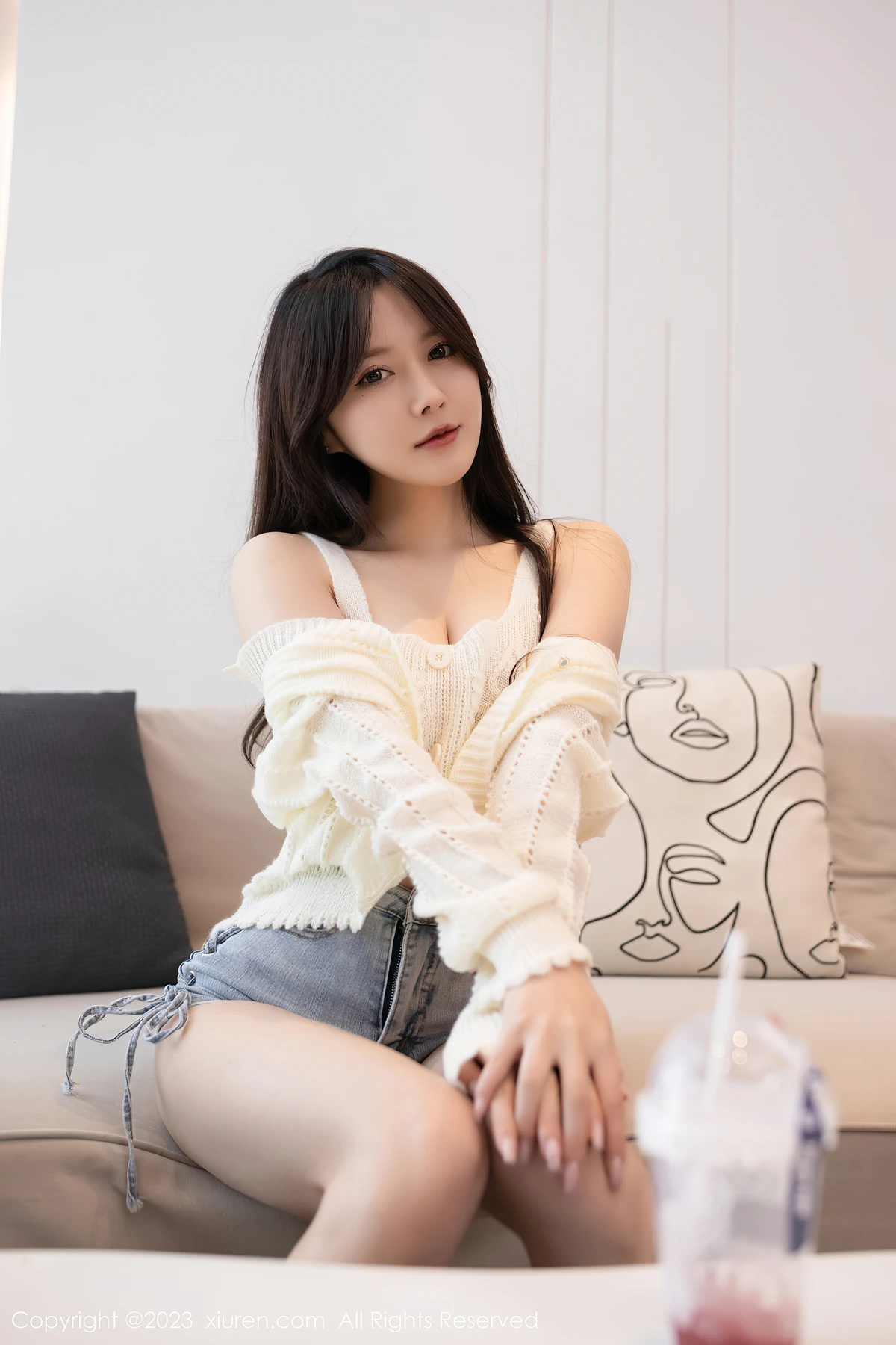 XiuRen No.6216鱼子酱Fish：白上衣牛仔短裤的「怀春」诱惑，78P藏不住的明艳身姿！ - 3