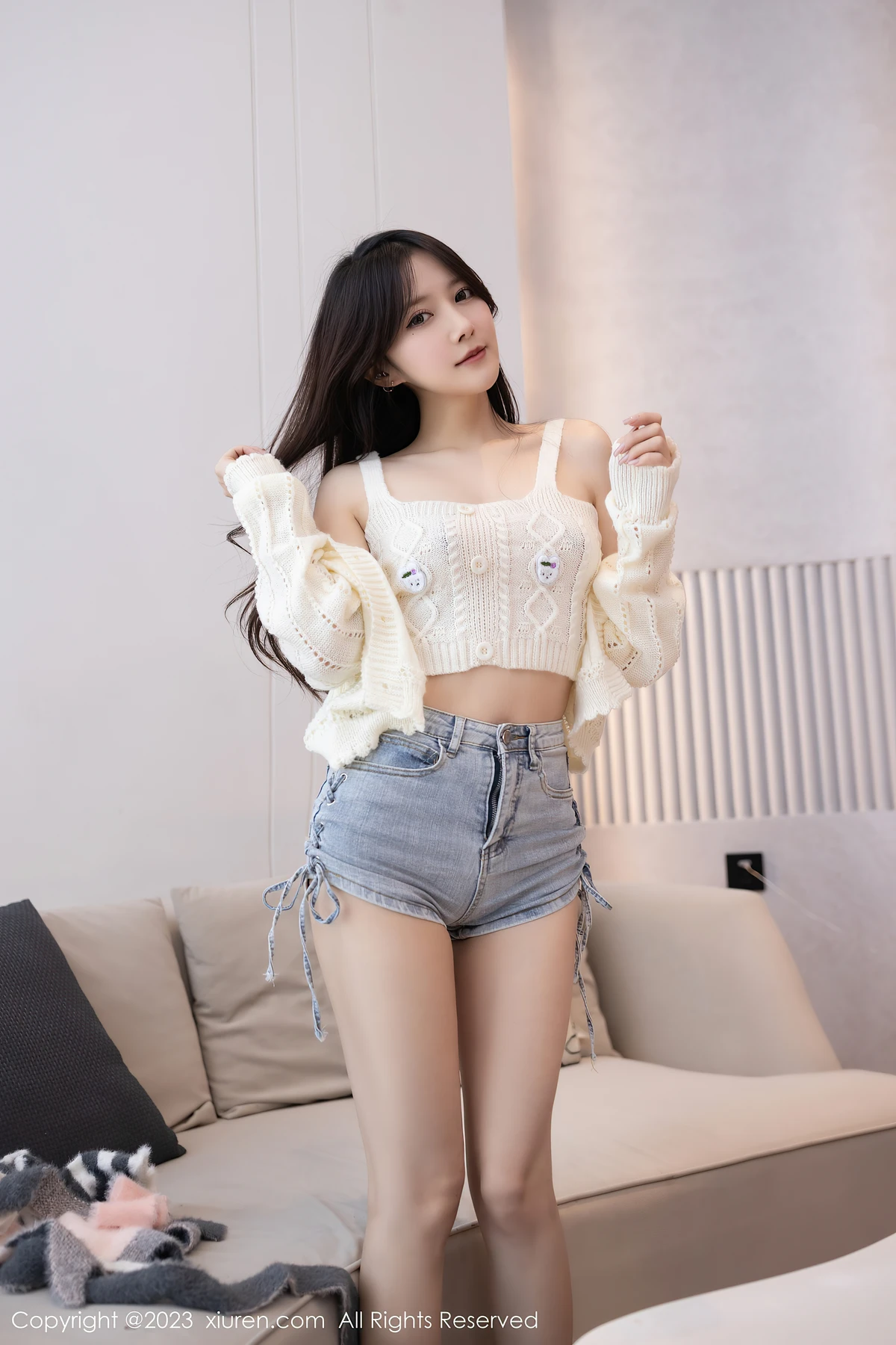 XiuRen No.6216鱼子酱Fish：白上衣牛仔短裤的「怀春」诱惑，78P藏不住的明艳身姿！ - 4